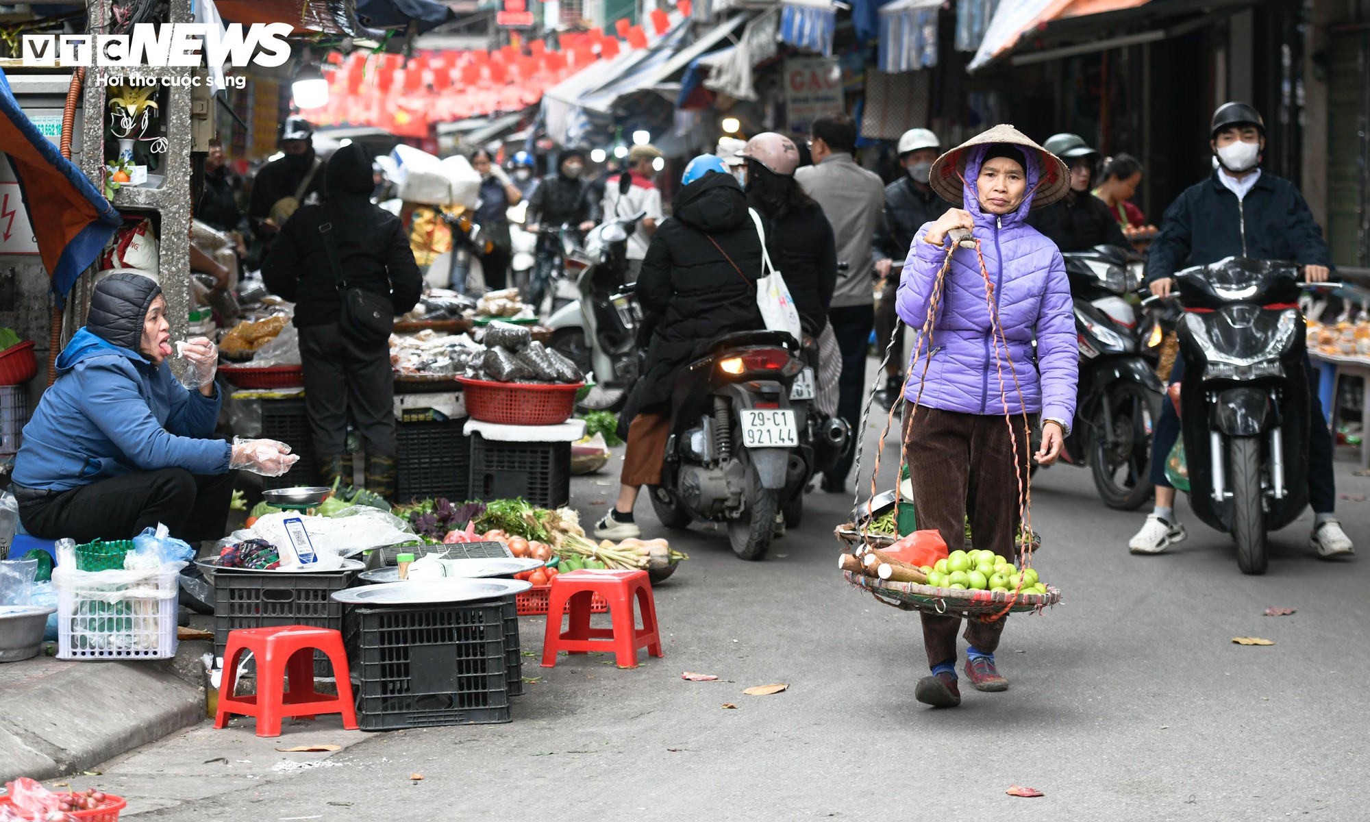 Chợ c&oacute;c ngang nhi&ecirc;n chiếm vỉa h&egrave;, bủa v&acirc;y nhiều tuyến phố H&agrave; Nội- Ảnh 9.