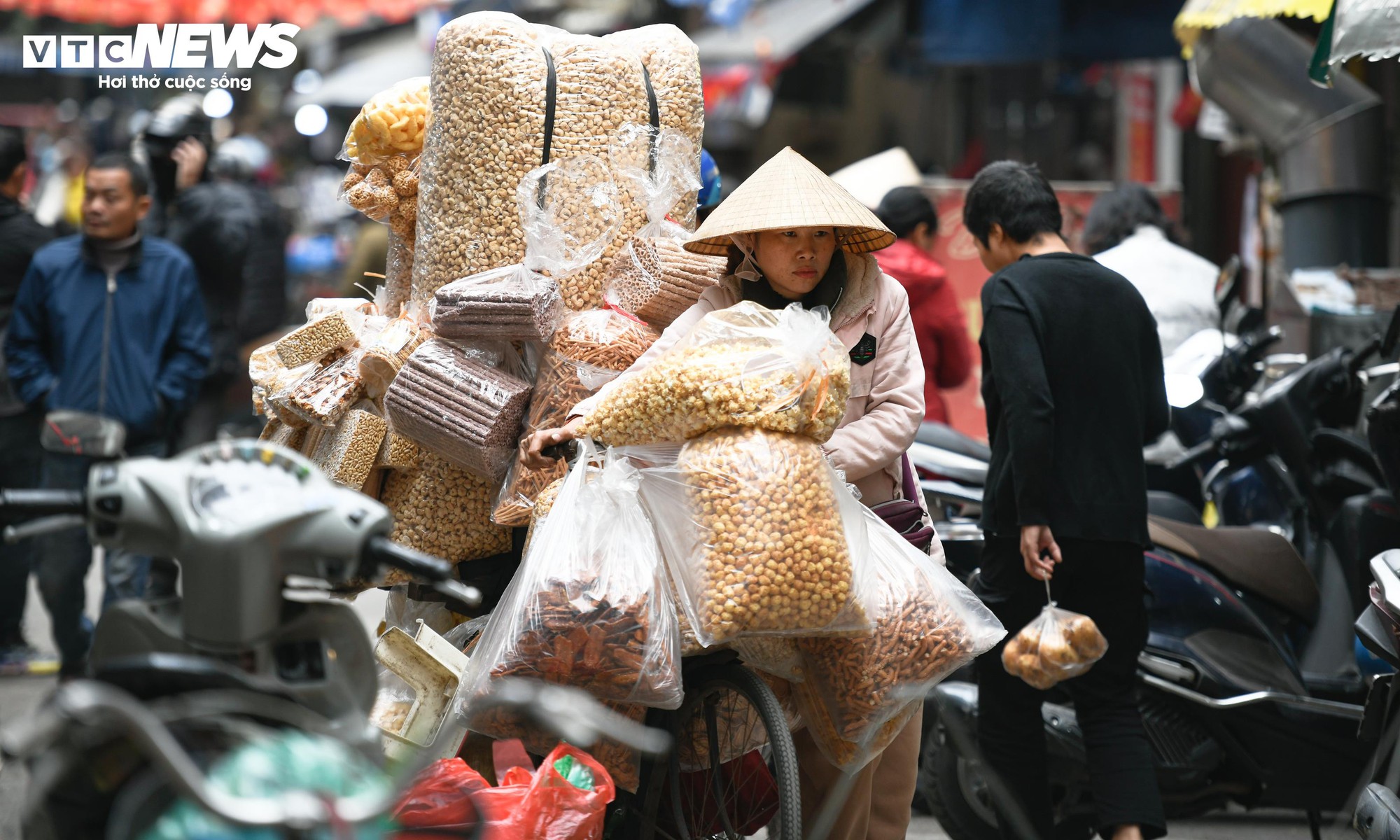 Chợ c&oacute;c ngang nhi&ecirc;n chiếm vỉa h&egrave;, bủa v&acirc;y nhiều tuyến phố H&agrave; Nội- Ảnh 10.