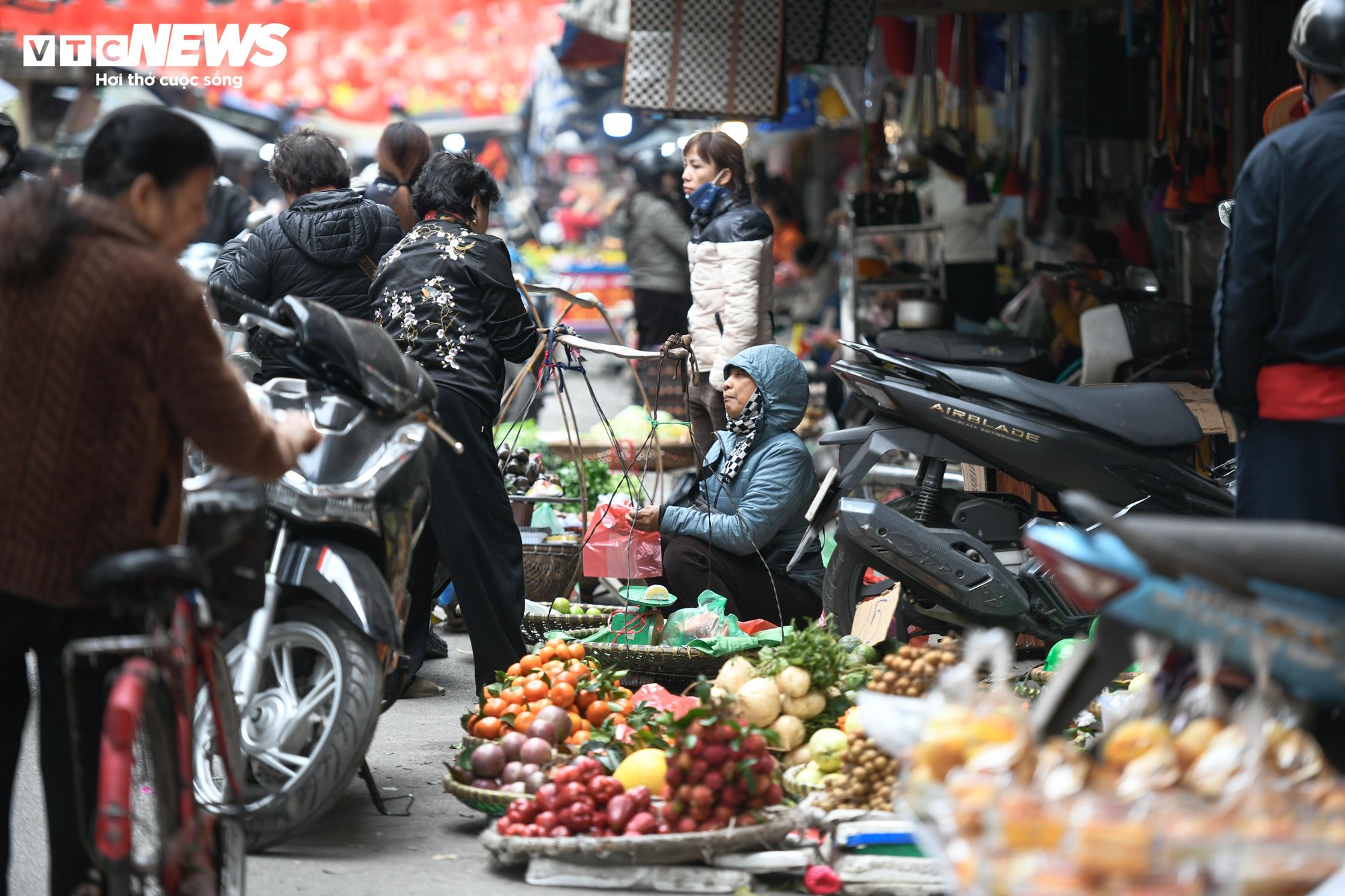 Chợ c&oacute;c ngang nhi&ecirc;n chiếm vỉa h&egrave;, bủa v&acirc;y nhiều tuyến phố H&agrave; Nội- Ảnh 12.