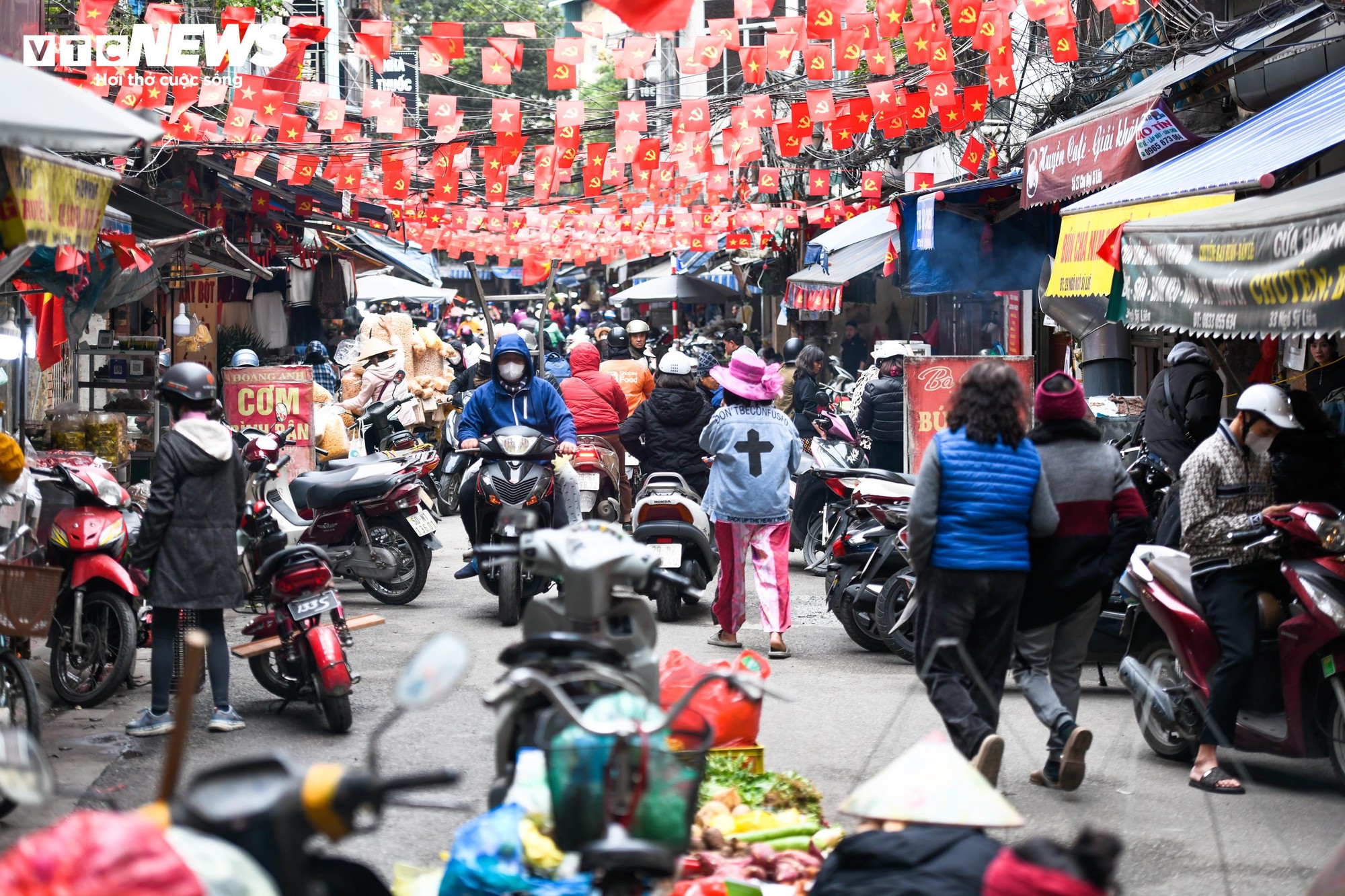 Chợ c&oacute;c ngang nhi&ecirc;n chiếm vỉa h&egrave;, bủa v&acirc;y nhiều tuyến phố H&agrave; Nội- Ảnh 8.