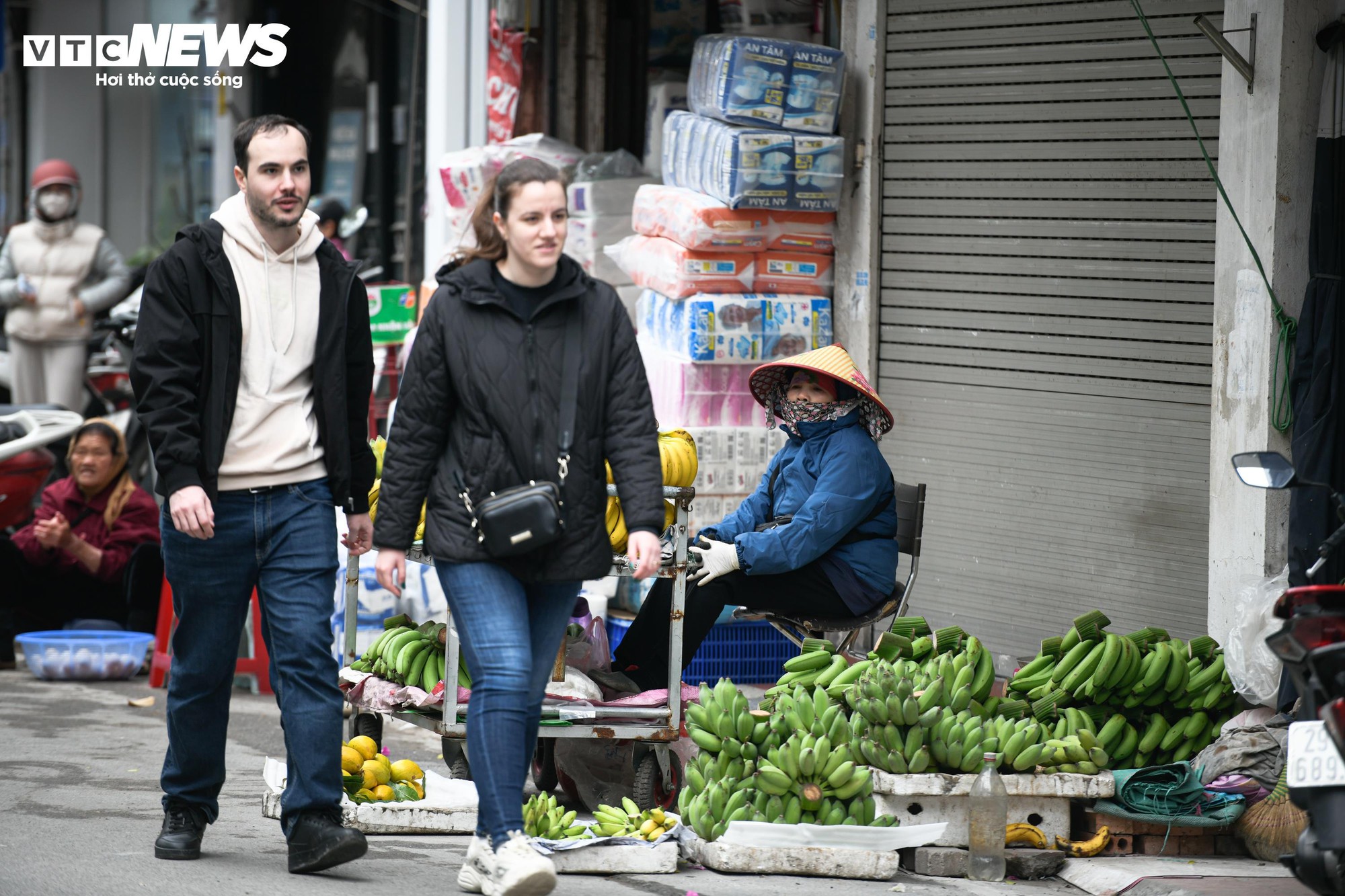 Chợ c&oacute;c ngang nhi&ecirc;n chiếm vỉa h&egrave;, bủa v&acirc;y nhiều tuyến phố H&agrave; Nội- Ảnh 11.