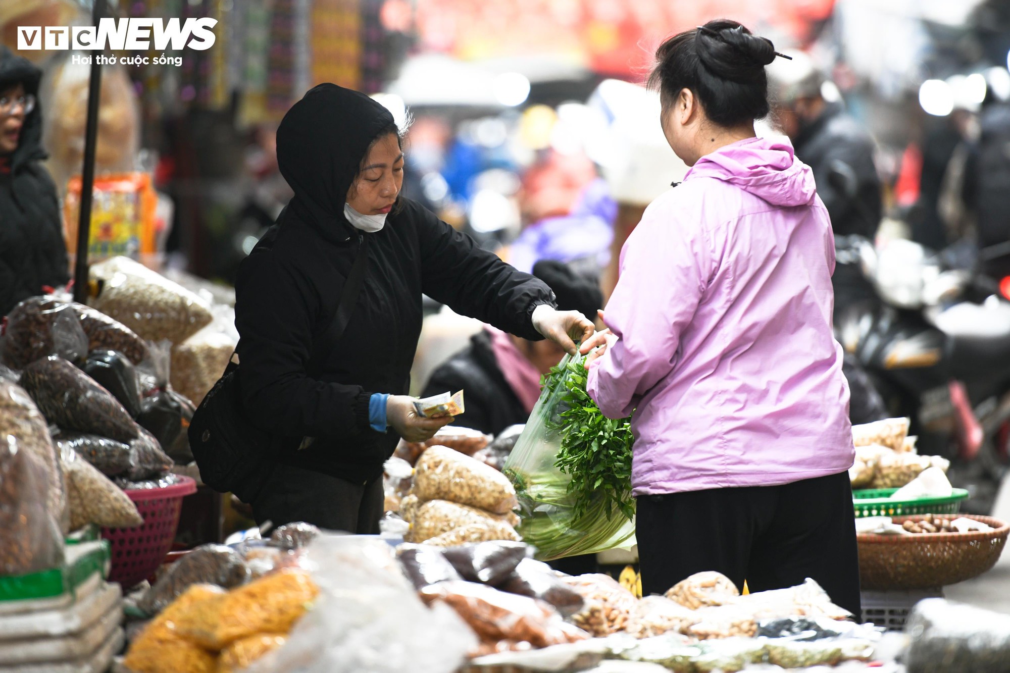 Chợ c&oacute;c ngang nhi&ecirc;n chiếm vỉa h&egrave;, bủa v&acirc;y nhiều tuyến phố H&agrave; Nội- Ảnh 19.