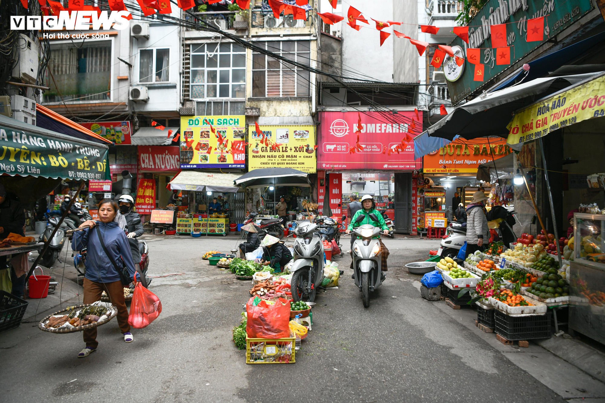 Chợ c&oacute;c ngang nhi&ecirc;n chiếm vỉa h&egrave;, bủa v&acirc;y nhiều tuyến phố H&agrave; Nội- Ảnh 1.