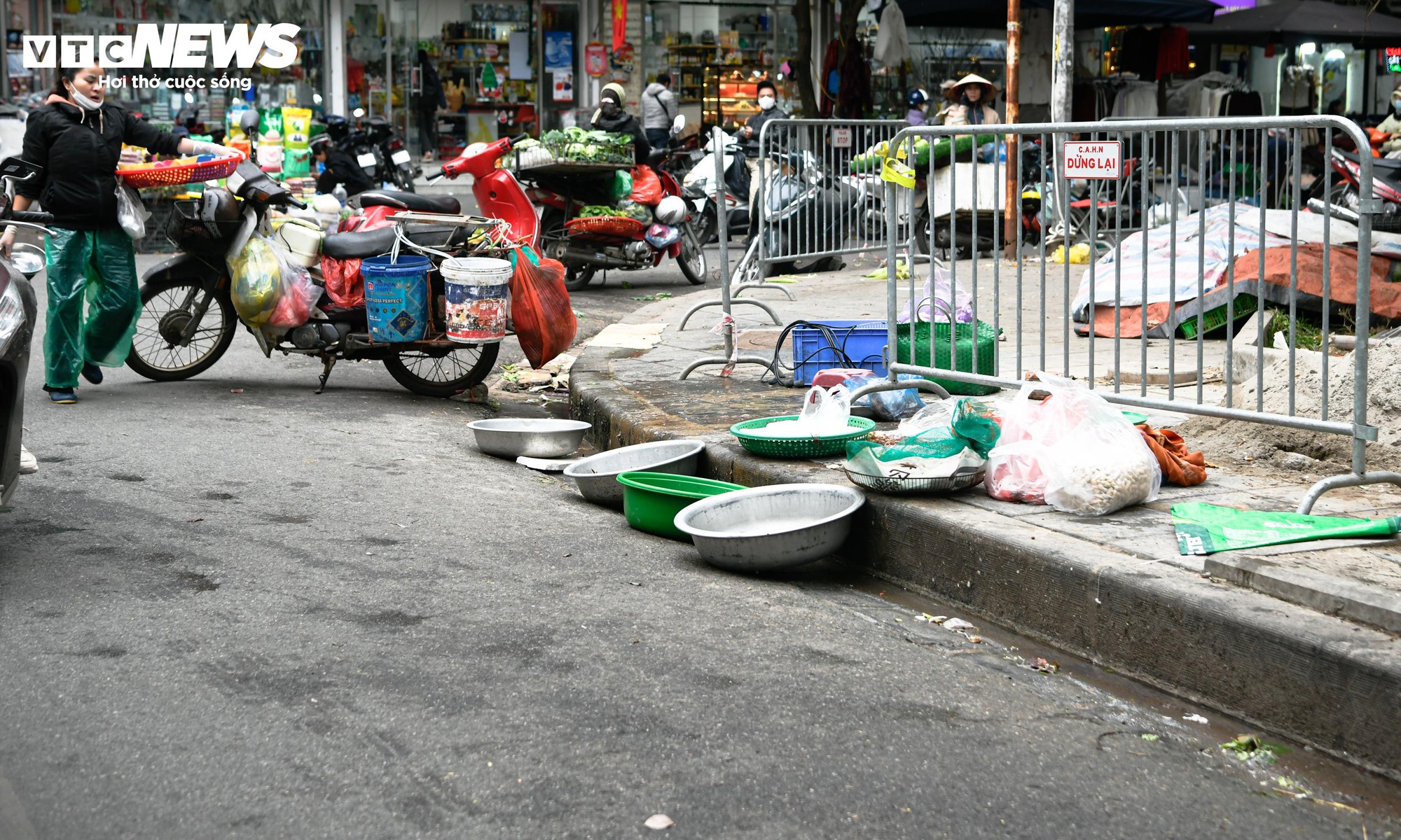 Chợ c&oacute;c ngang nhi&ecirc;n chiếm vỉa h&egrave;, bủa v&acirc;y nhiều tuyến phố H&agrave; Nội- Ảnh 15.