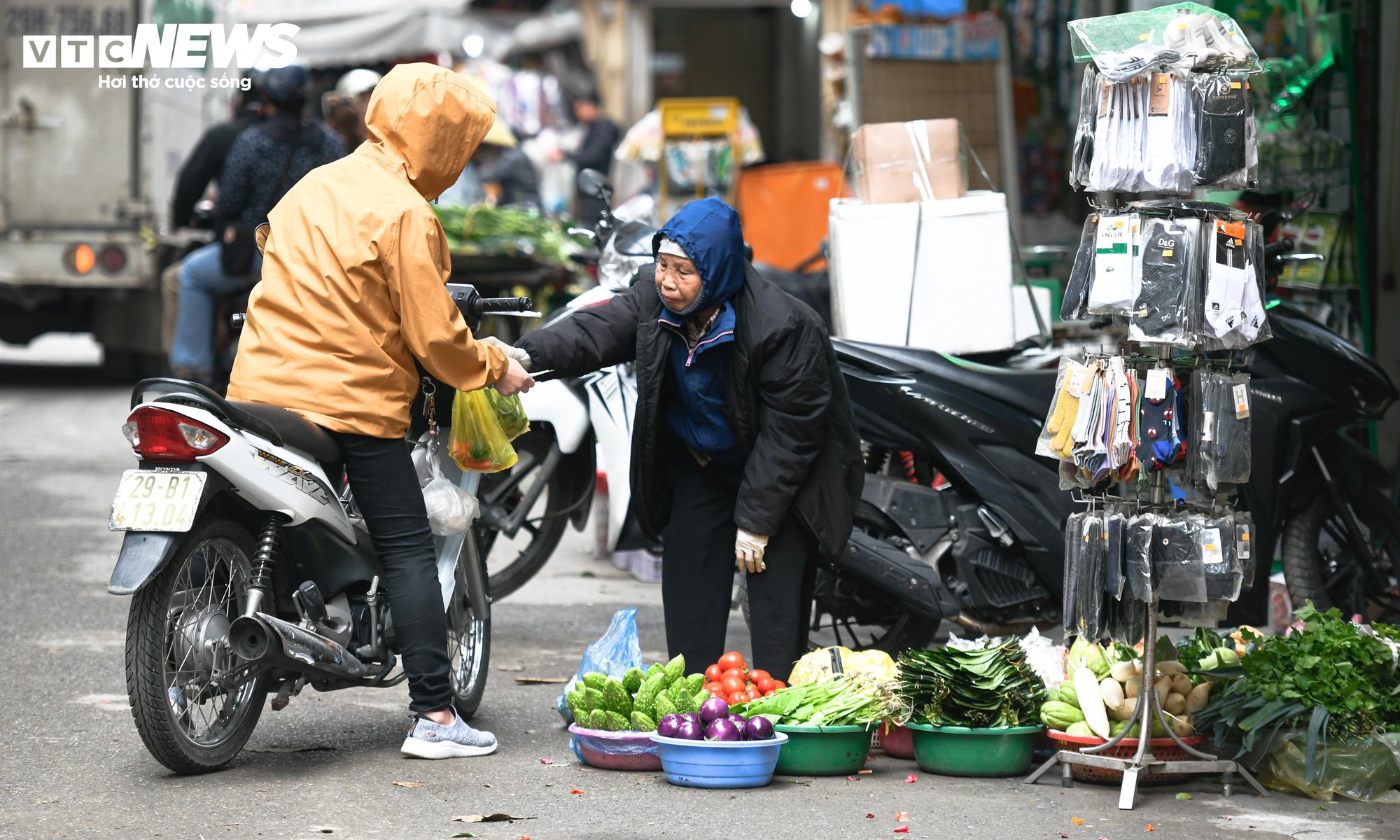Chợ c&oacute;c ngang nhi&ecirc;n chiếm vỉa h&egrave;, bủa v&acirc;y nhiều tuyến phố H&agrave; Nội- Ảnh 3.