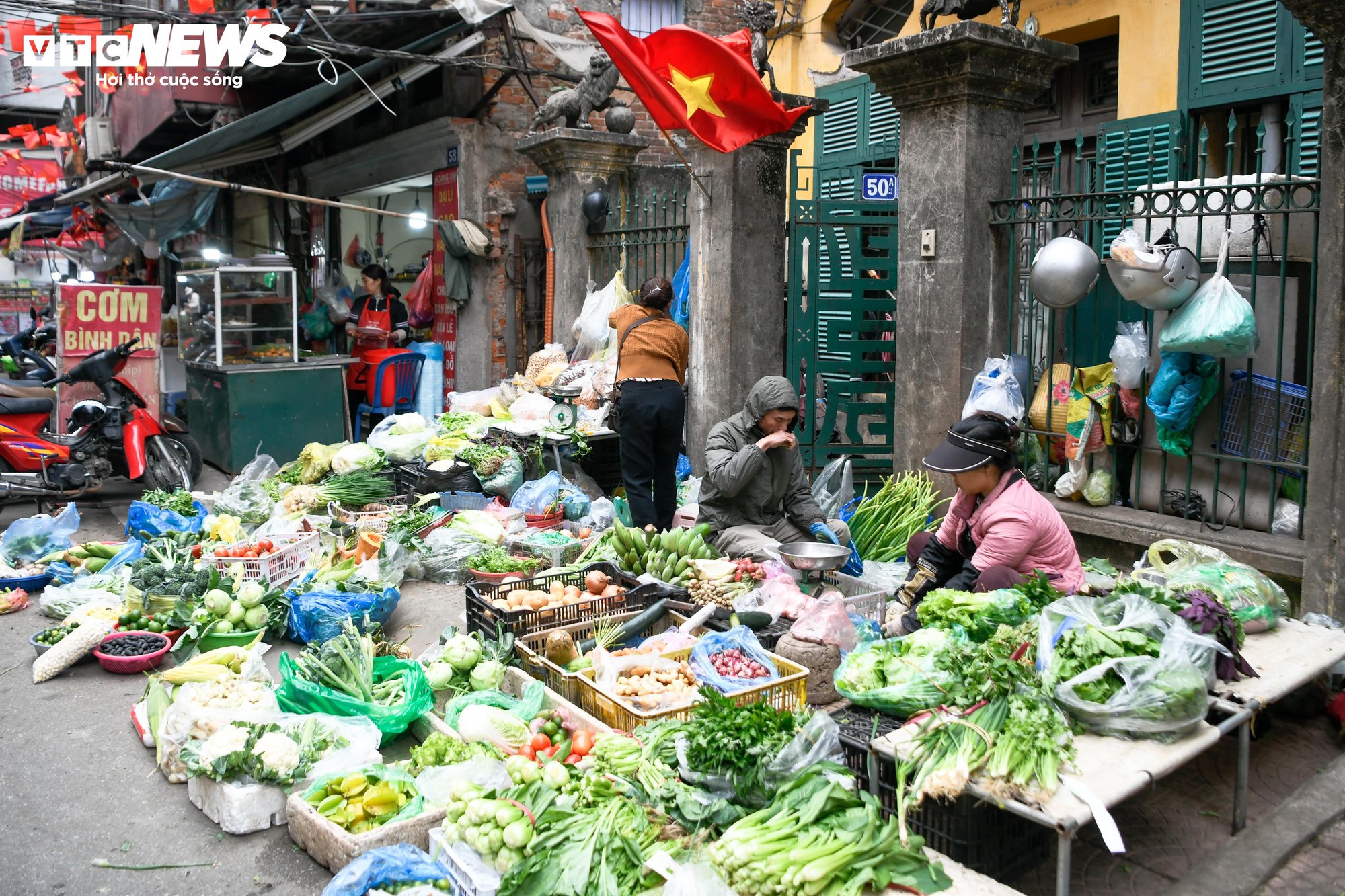 Chợ c&oacute;c ngang nhi&ecirc;n chiếm vỉa h&egrave;, bủa v&acirc;y nhiều tuyến phố H&agrave; Nội- Ảnh 2.