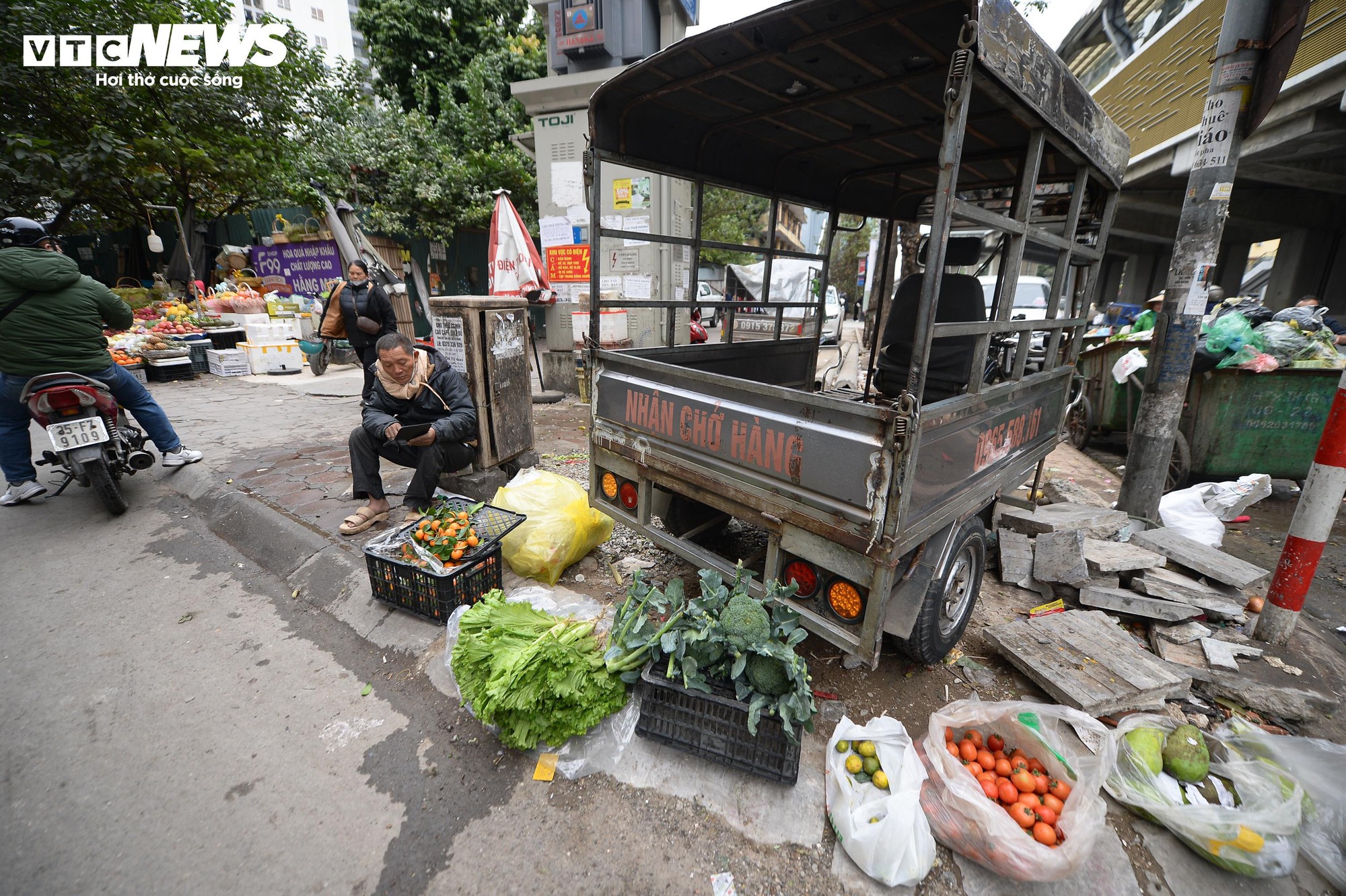 Chợ c&oacute;c ngang nhi&ecirc;n chiếm vỉa h&egrave;, bủa v&acirc;y nhiều tuyến phố H&agrave; Nội- Ảnh 5.