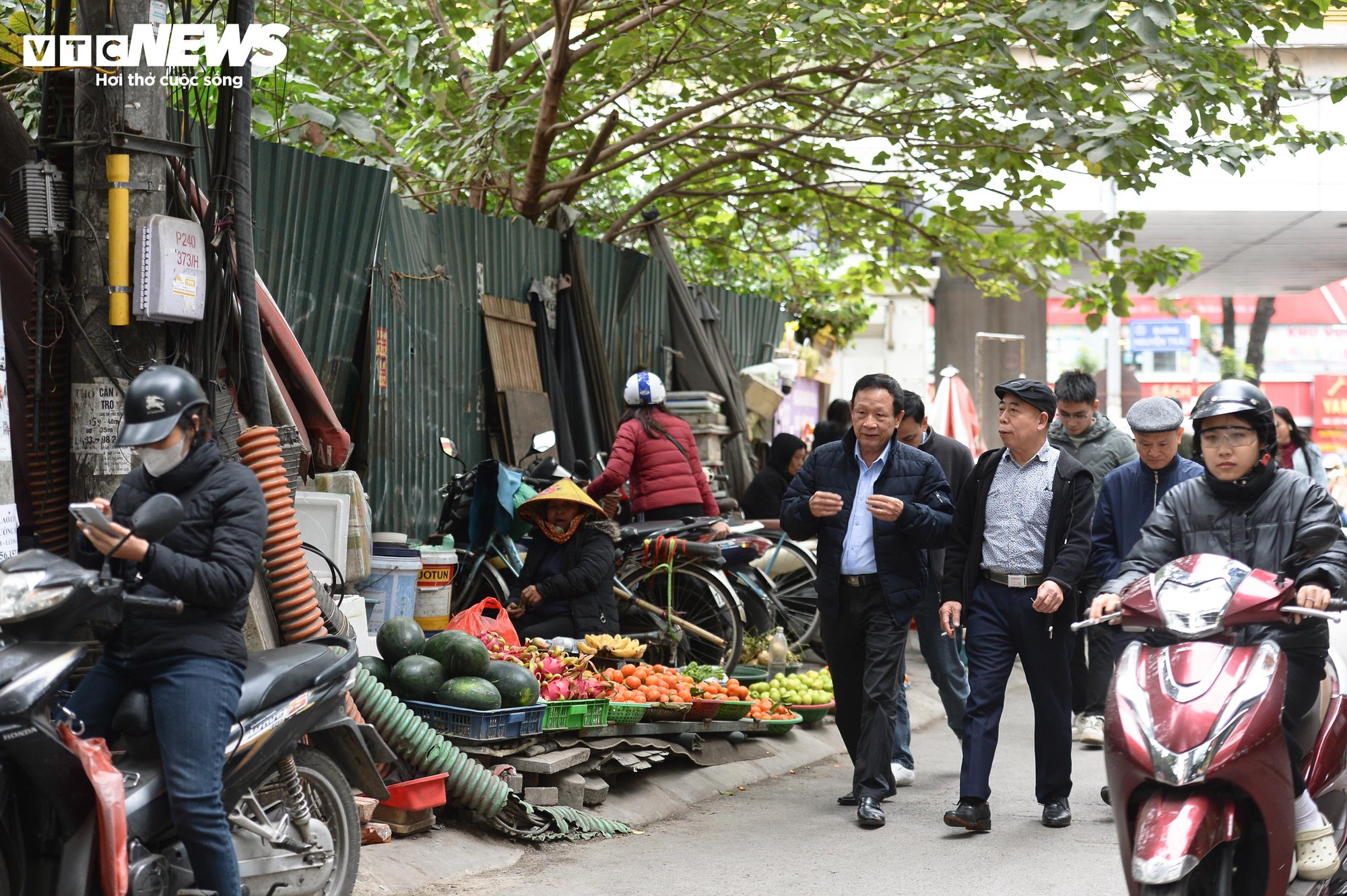 Chợ c&oacute;c ngang nhi&ecirc;n chiếm vỉa h&egrave;, bủa v&acirc;y nhiều tuyến phố H&agrave; Nội- Ảnh 7.