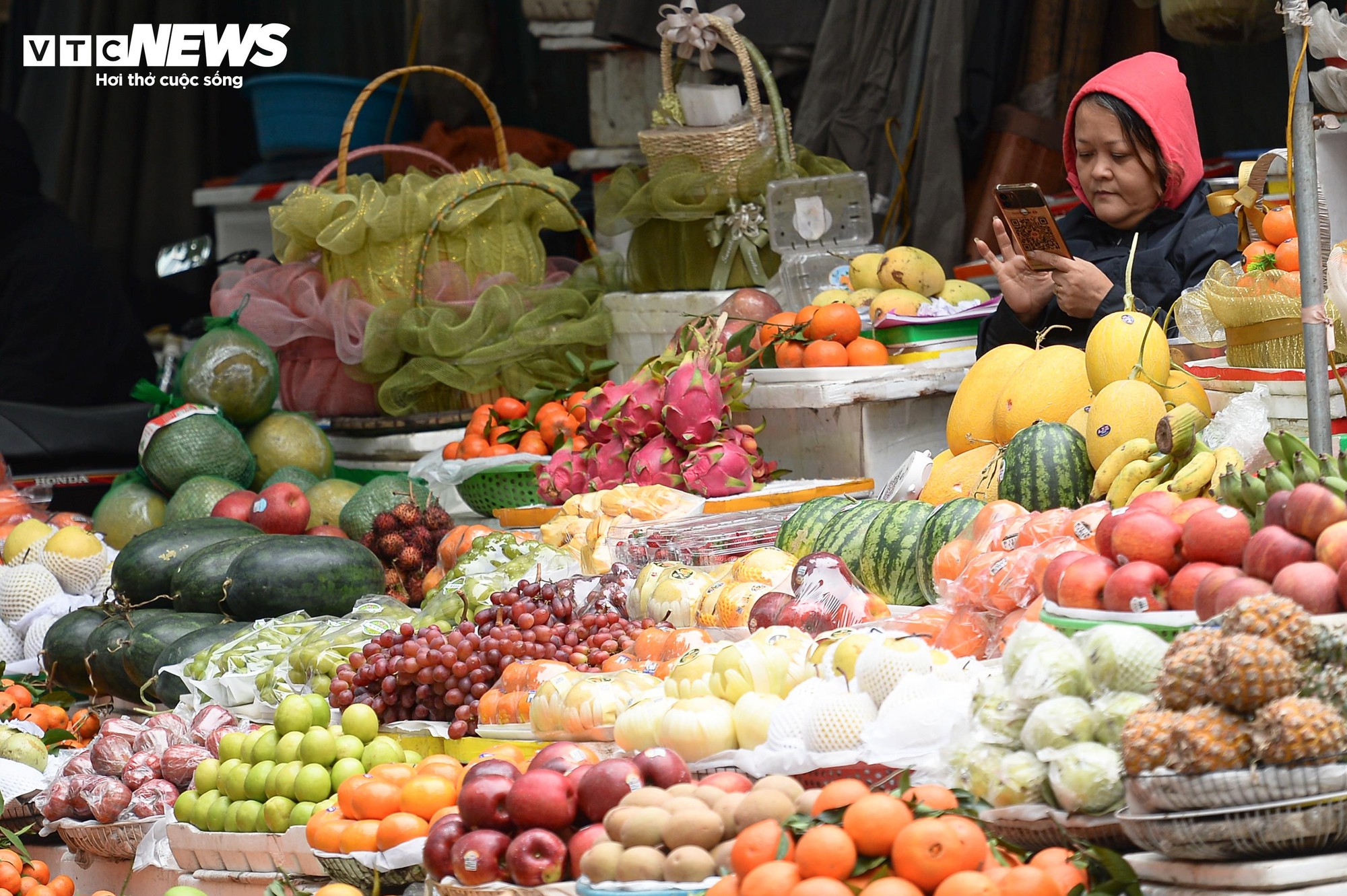 Chợ c&oacute;c ngang nhi&ecirc;n chiếm vỉa h&egrave;, bủa v&acirc;y nhiều tuyến phố H&agrave; Nội- Ảnh 6.