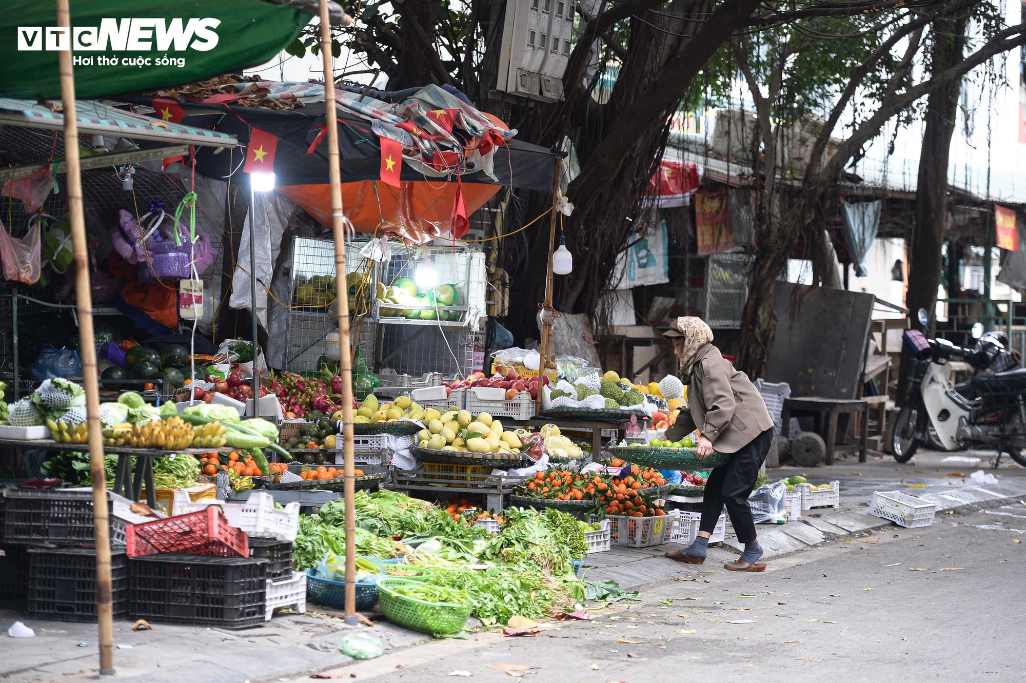 Chợ c&oacute;c ngang nhi&ecirc;n chiếm vỉa h&egrave;, bủa v&acirc;y nhiều tuyến phố H&agrave; Nội- Ảnh 16.
