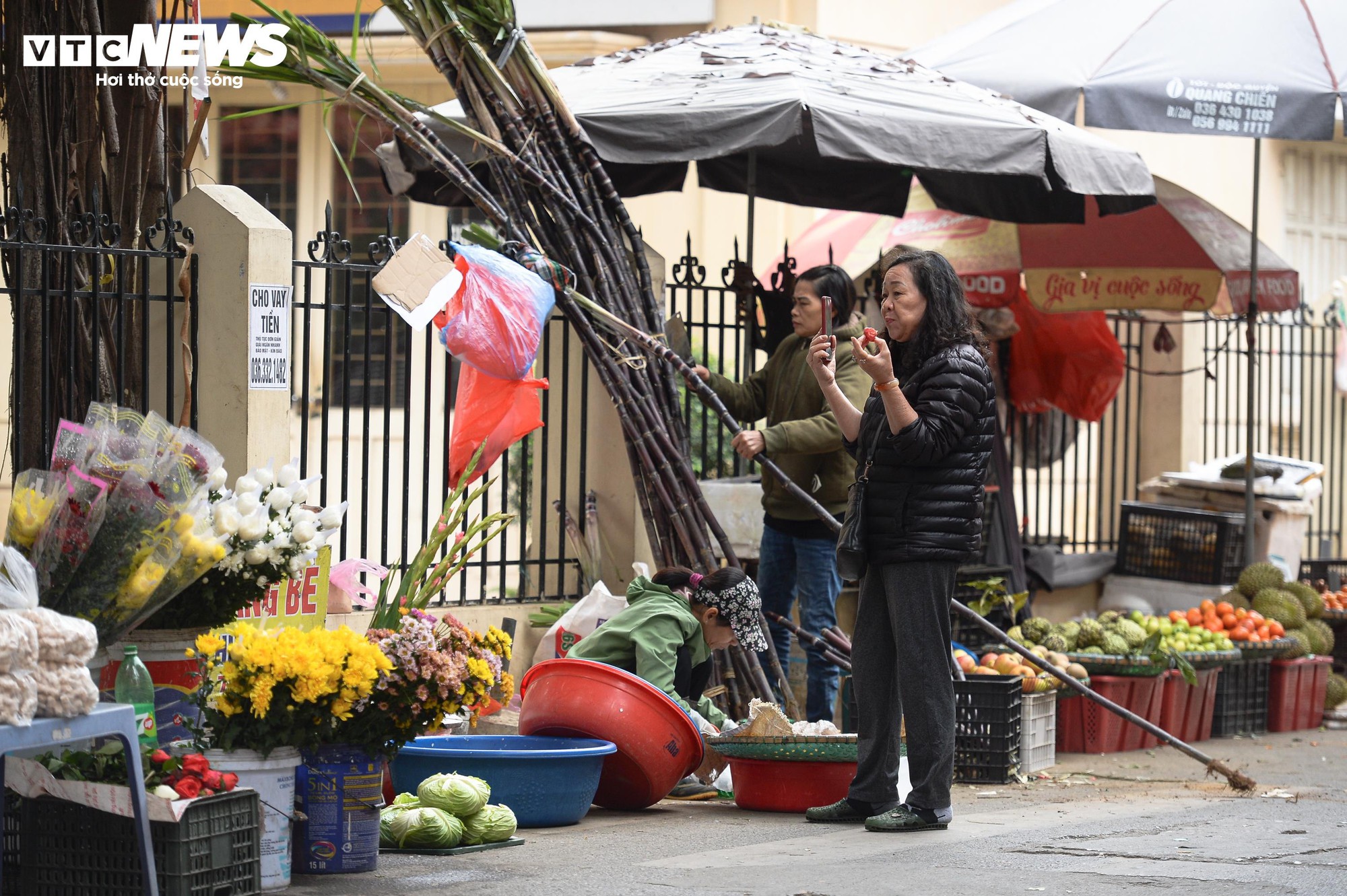 Chợ c&oacute;c ngang nhi&ecirc;n chiếm vỉa h&egrave;, bủa v&acirc;y nhiều tuyến phố H&agrave; Nội- Ảnh 17.