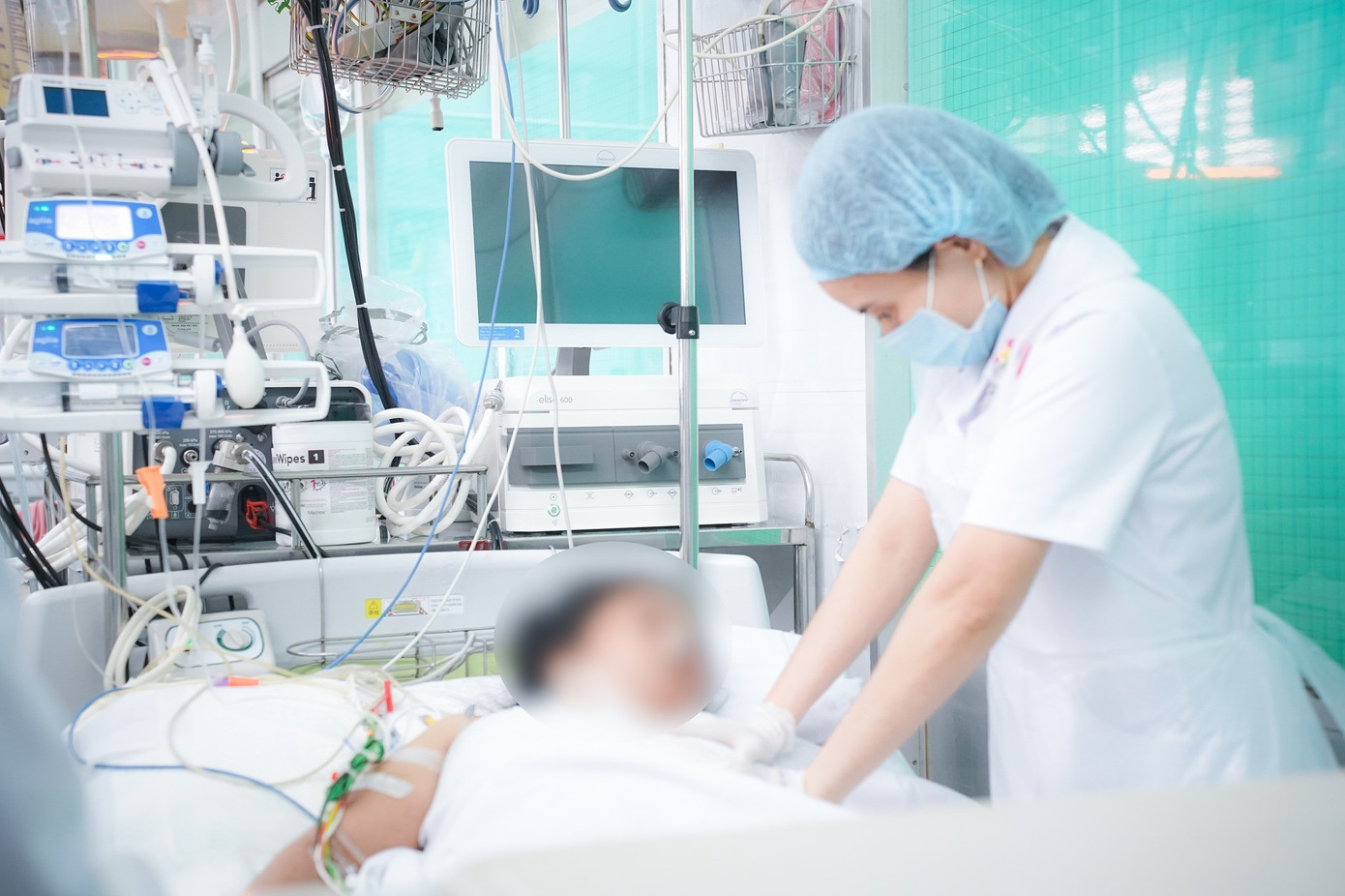 Tết Dương lịch: Qu&aacute; tải cấp cứu v&igrave; tai nạn giao th&ocirc;ng, đả thương v&agrave; ngộ độc- Ảnh 1.