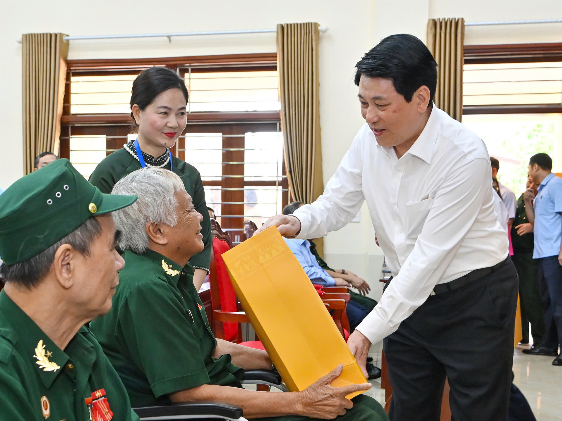 Chủ tịch nước quyết định tặng qu&agrave; Tết Nguy&ecirc;n đ&aacute;n cho hơn 1,6 triệu người c&oacute; c&ocirc;ng- Ảnh 1.