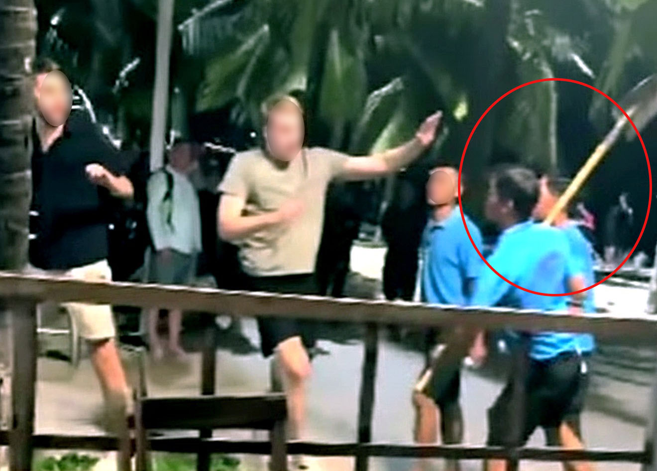 Vụ nhóm người cầm xẻng đòi đánh khách Tây ở Nha Trang: Hé lộ nguồn cơn- Ảnh 1. Vụ nhóm người cầm xẻng đòi đánh khách Tây ở Nha Trang: Hé lộ nguồn cơn- Ảnh 1.