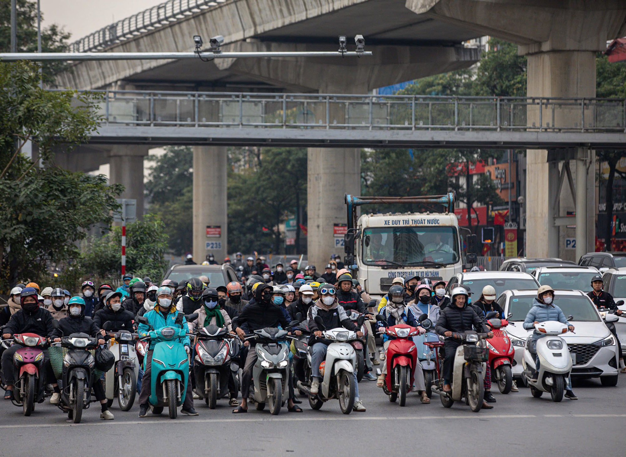 674 lượt phạt nguội ở Hà Nội do camera AI ghi nhận trong 4 ngày nghỉ Tết Dương lịch- Ảnh 1. 674 lượt phạt nguội ở Hà Nội do camera AI ghi nhận trong 4 ngày nghỉ Tết Dương lịch- Ảnh 1.