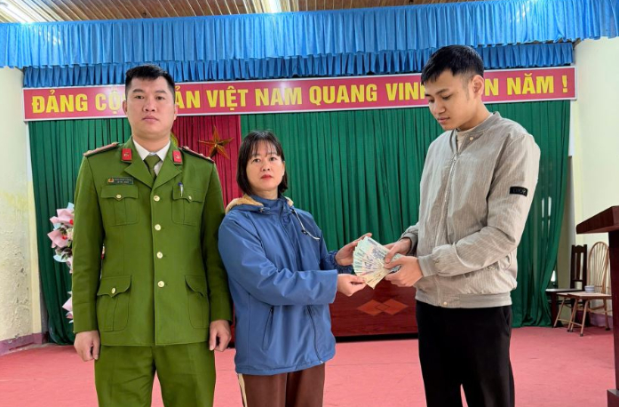 Phát hiện chiếc ví đen nằm chơ vơ ven đường, chứa loạt tờ tiền nhiều mệnh giá: Công an dùng biện pháp nghiệp vụ vào cuộc