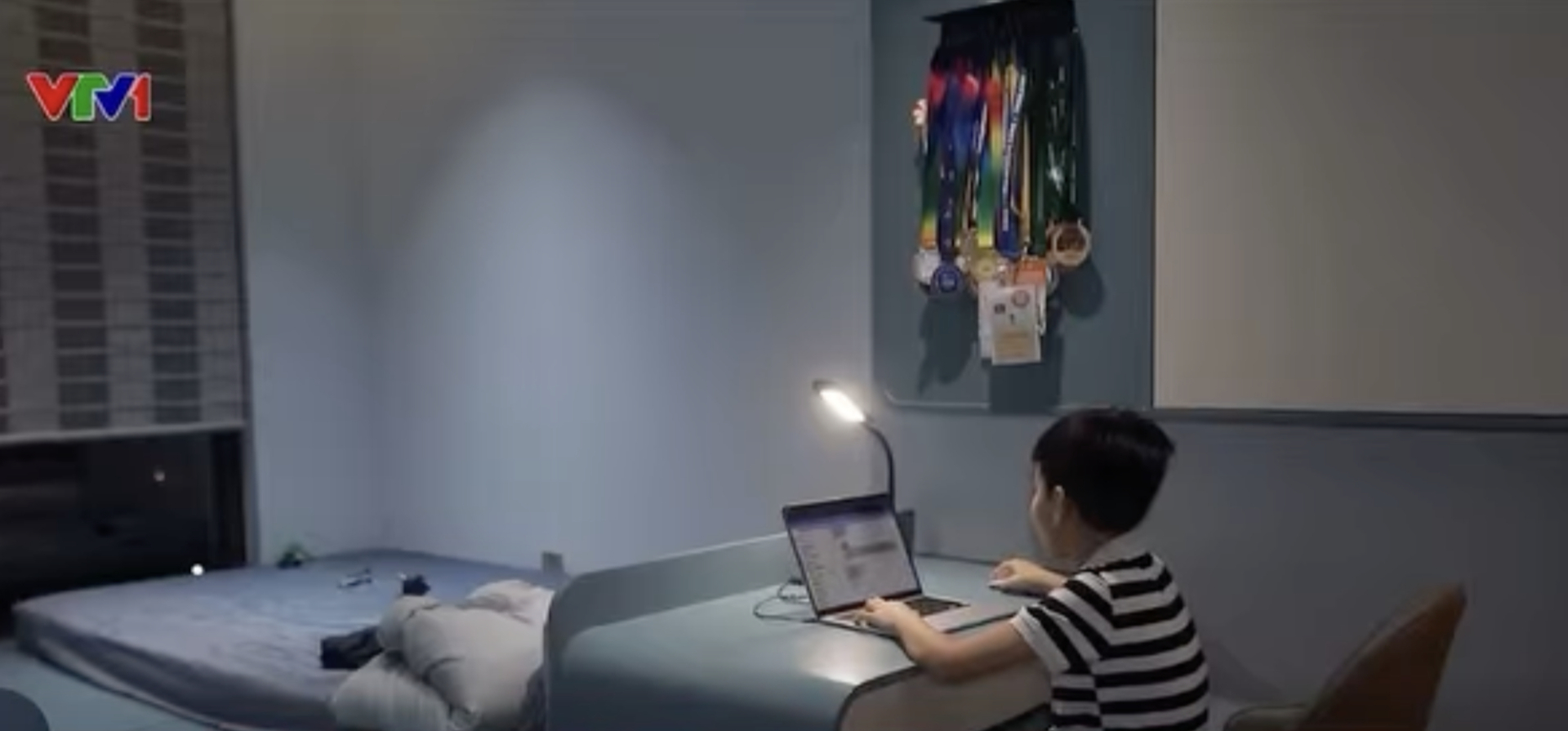 Con được l&ecirc;n tivi n&oacute;i về tiền bạc ai ngờ bị &ldquo;dị nghị&rdquo;, b&agrave; mẹ H&agrave; Nội thẳng thắn: T&ocirc;i đọc chỉ thấy buồn cười kiểu tư duy đ&oacute;- Ảnh 1.