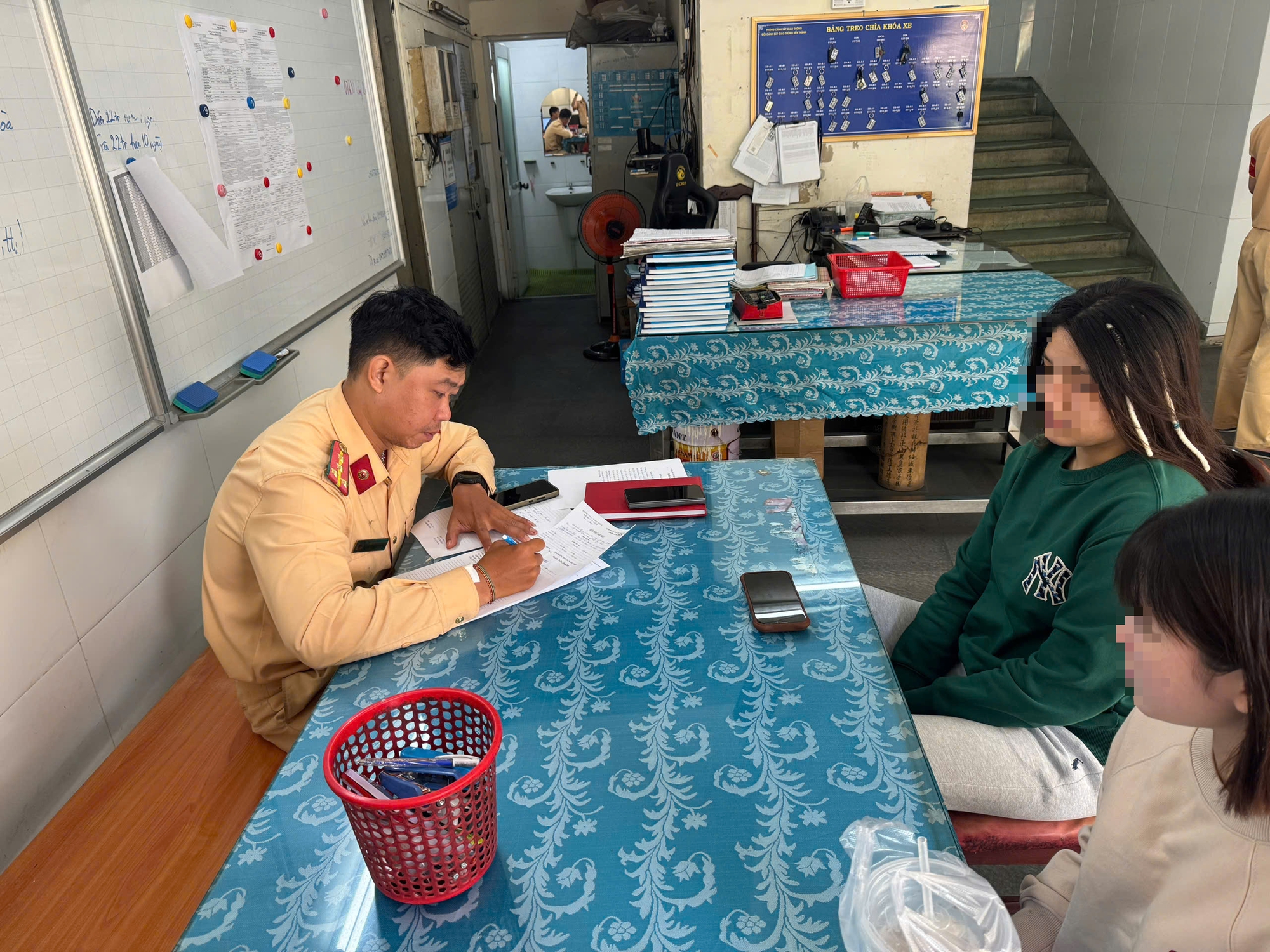 CSGT TPHCM tịch thu SH biển số 60C1-567.89 v&igrave; người l&aacute;i bu&ocirc;ng hai tay- Ảnh 1.