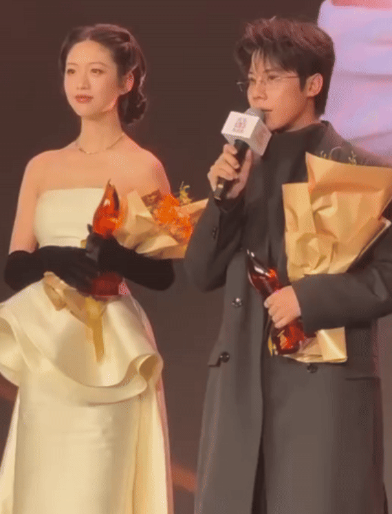 1 cặp sao h&ocirc;m qua mới lộ clip hẹn h&ograve; ở nh&agrave; ri&ecirc;ng, h&ocirc;m nay nh&agrave; g&aacute;i đ&atilde; tuy&ecirc;n bố 