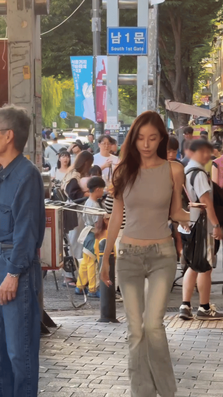 Hot girl đường phố mặc đơn giản vẫn h&uacute;t hơn 16 triệu người xem l&agrave; ai?- Ảnh 4.