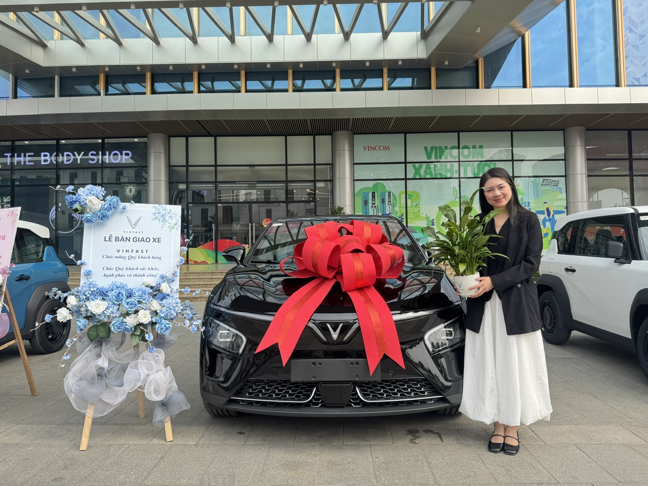 &Ocirc;ng Phạm Nhật Vượng b&aacute;n xe điện '0 đồng'- Ảnh 2.