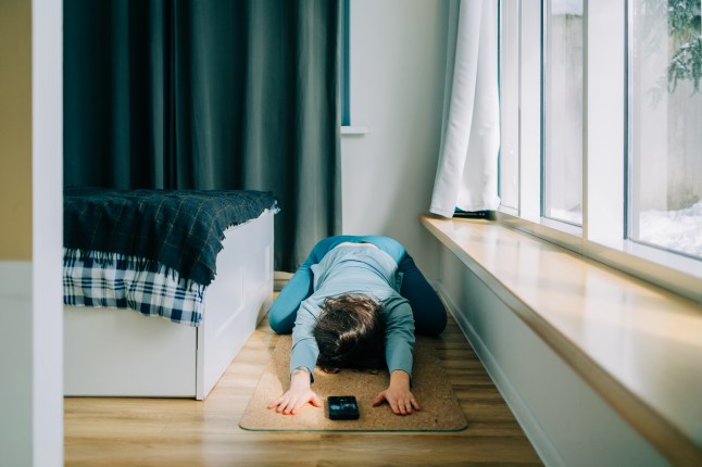 Chuỗi k&eacute;o gi&atilde;n 5 ph&uacute;t trước khi ngủ được chuy&ecirc;n gia khuy&ecirc;n d&ugrave;ng: Giảm cứng khớp, gi&uacute;p ngủ s&acirc;u hơn- Ảnh 1.