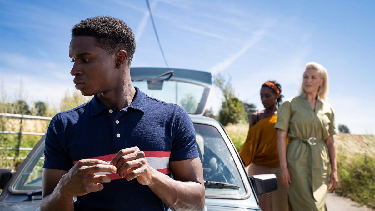 Xem phim Sex Education, chồng t&ocirc;i hủy ngay chuyến c&ocirc;ng t&aacute;c nước ngo&agrave;i để về qu&ecirc; đ&oacute;n con: Cơ hội c&oacute; thể kiếm lại nhưng con trai chỉ c&oacute; một!- Ảnh 1.