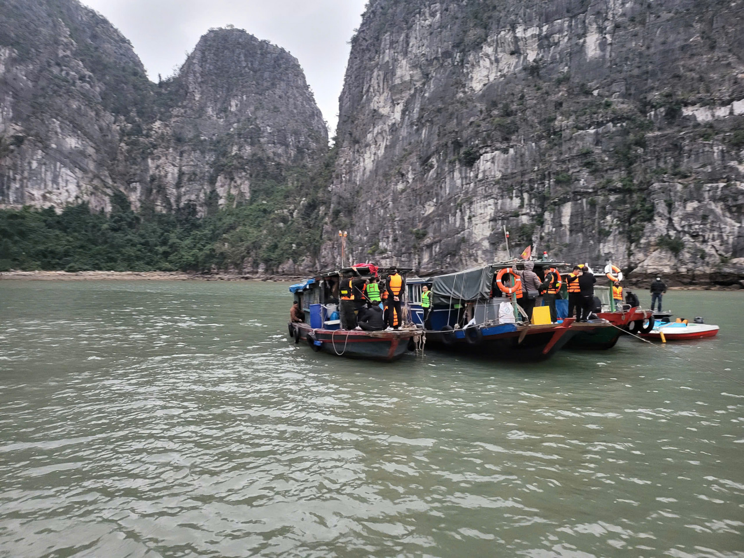 Bắt cụ &ocirc;ng 71 tuổi Nguyễn Đ&igrave;nh Minh v&agrave; 29 người kh&aacute;c tr&ecirc;n t&agrave;u c&aacute;- Ảnh 1.