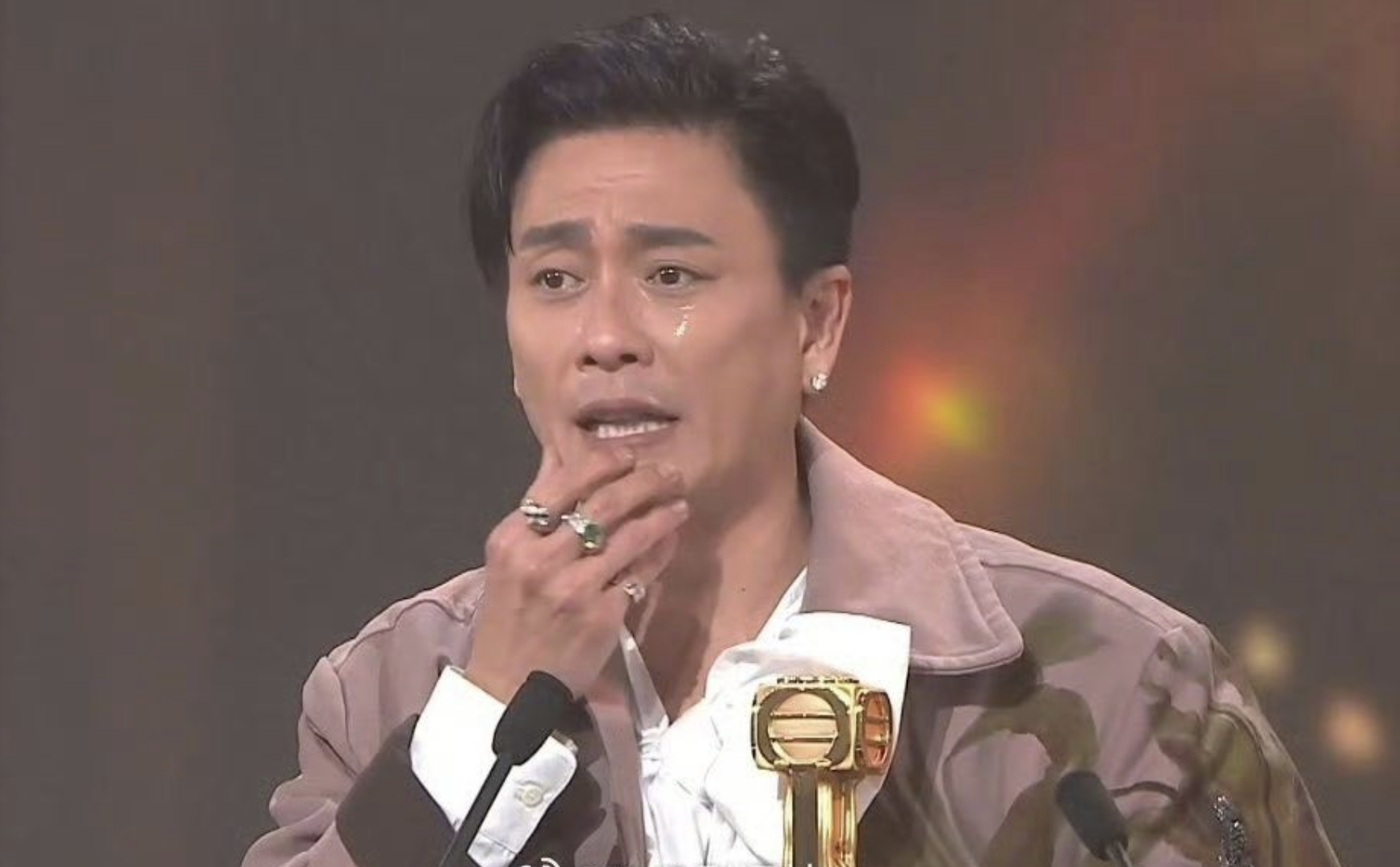 Cặp đ&ocirc;i hạnh ph&uacute;c nhất đầu năm 2026: &Ocirc;ng ho&agrave;ng b&agrave; ch&uacute;a quyền lực, ho&agrave;n hảo tới độ ng&ocirc;n t&igrave;nh cũng kh&ocirc;ng d&aacute;m viết- Ảnh 2.