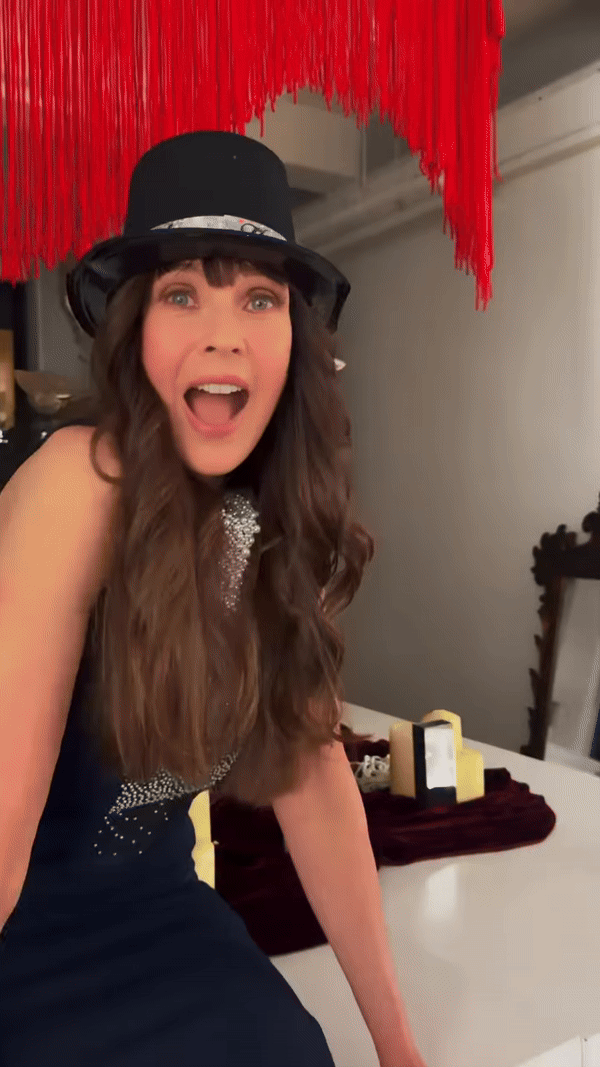 65 tuổi vẫn diện v&aacute;y ngắn, đi gi&agrave;y hồng nhảy m&uacute;a đ&oacute;n năm mới: Si&ecirc;u mẫu "gương mặt đẹp nhất thế giới" khiến ai cũng phải nh&igrave;n lại m&igrave;nh- Ảnh 1.