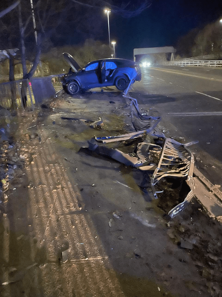 Hiện trường tan hoang khi ng&ocirc;i sao b&oacute;ng đ&aacute; l&aacute;i si&ecirc;u xe g&acirc;y tai nạn chỉ &iacute;t giờ sau chiến thắng tưng bừng s&acirc;n cỏ- Ảnh 2.