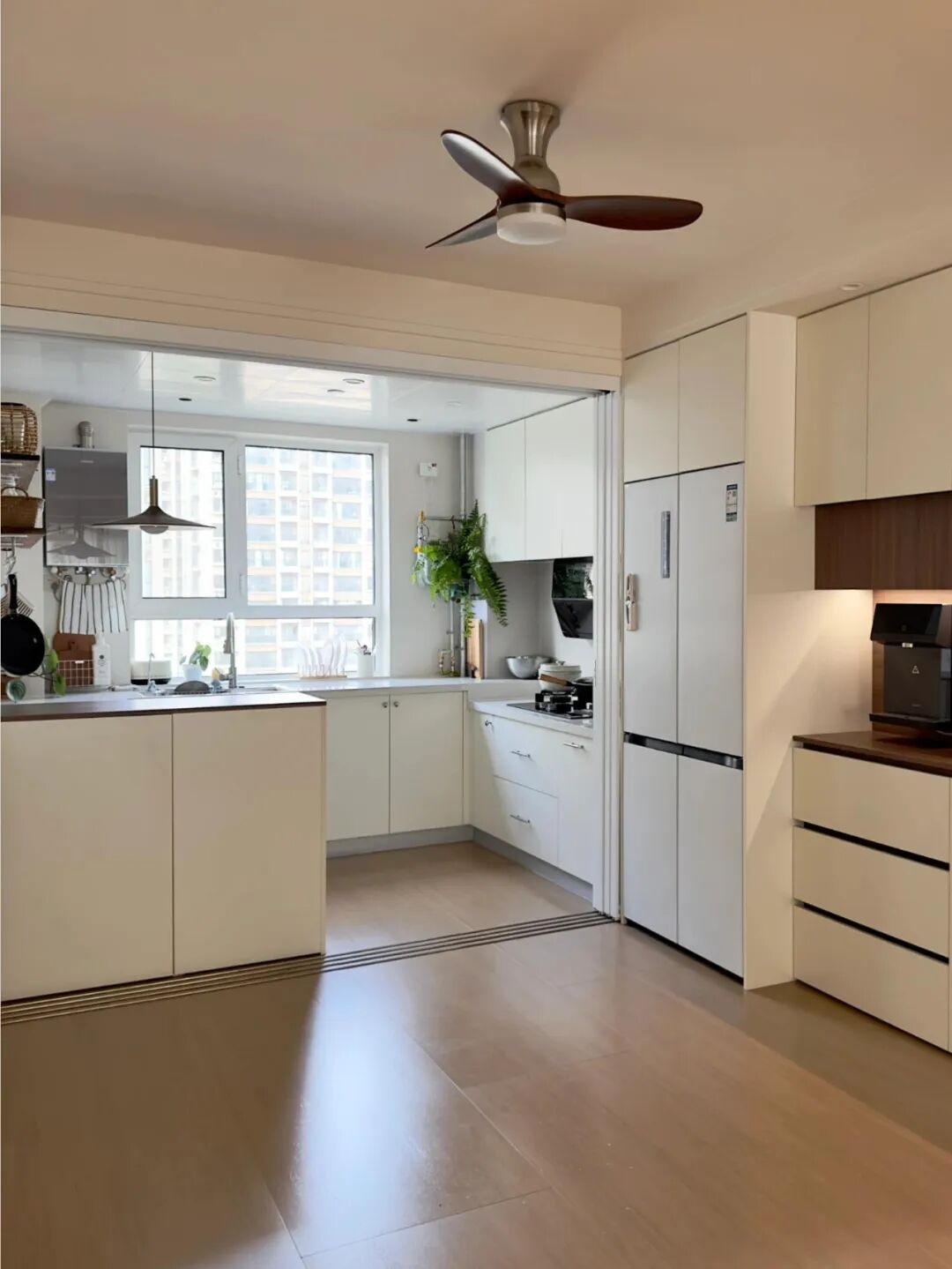 Nh&igrave;n nh&agrave; h&agrave;ng x&oacute;m m&agrave; t&ocirc;i muốn xỉu: 6 thiết kế qu&aacute; ti&ecirc;n tiến khiến t&ocirc;i nhận ra&hellip; nh&agrave; m&igrave;nh đang &ldquo;sống ở qu&aacute; khứ&rdquo;!- Ảnh 9.