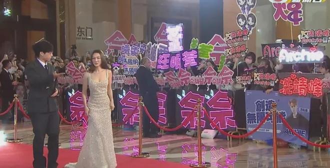 Thảm đỏ đi 1 lần 