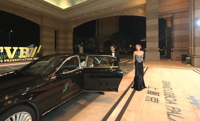 Thảm đỏ đi 1 lần 