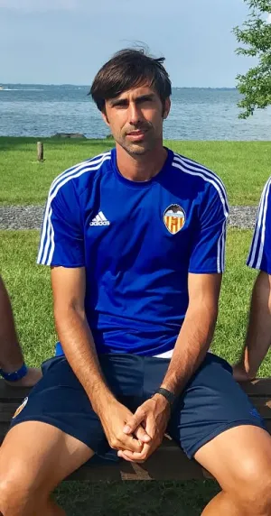 T&igrave;m thấy thi thể HLV b&oacute;ng đ&aacute; nổi tr&ecirc;n biển, hai cậu con trai vẫn mất t&iacute;ch sau thảm kịch ch&igrave;m t&agrave;u du lịch- Ảnh 1.