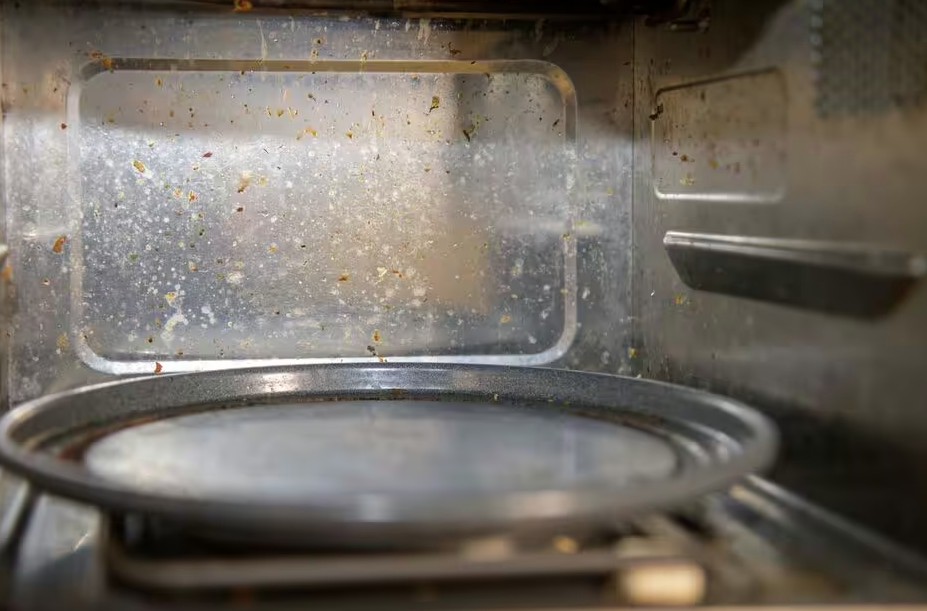 L&ograve; vi s&oacute;ng sạch bong kin k&iacute;t khi được vệ sinh bằng c&aacute;ch n&agrave;y - kh&ocirc;ng phải ch&agrave; rửa- Ảnh 1.