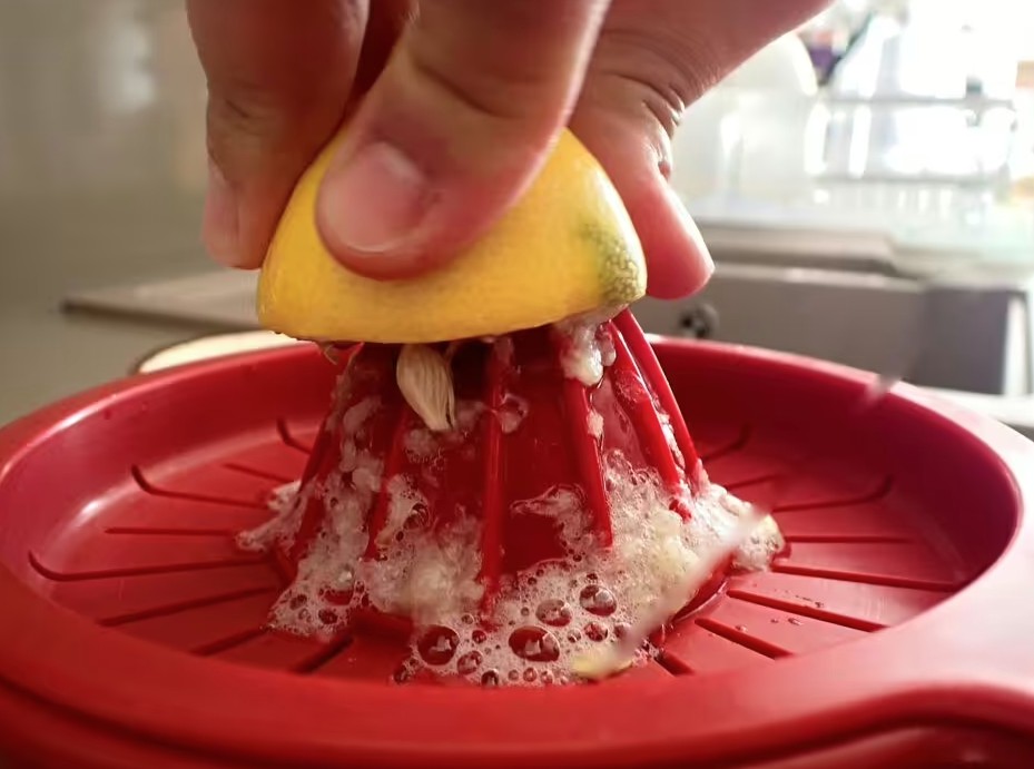 L&ograve; vi s&oacute;ng sạch bong kin k&iacute;t khi được vệ sinh bằng c&aacute;ch n&agrave;y - kh&ocirc;ng phải ch&agrave; rửa- Ảnh 2.