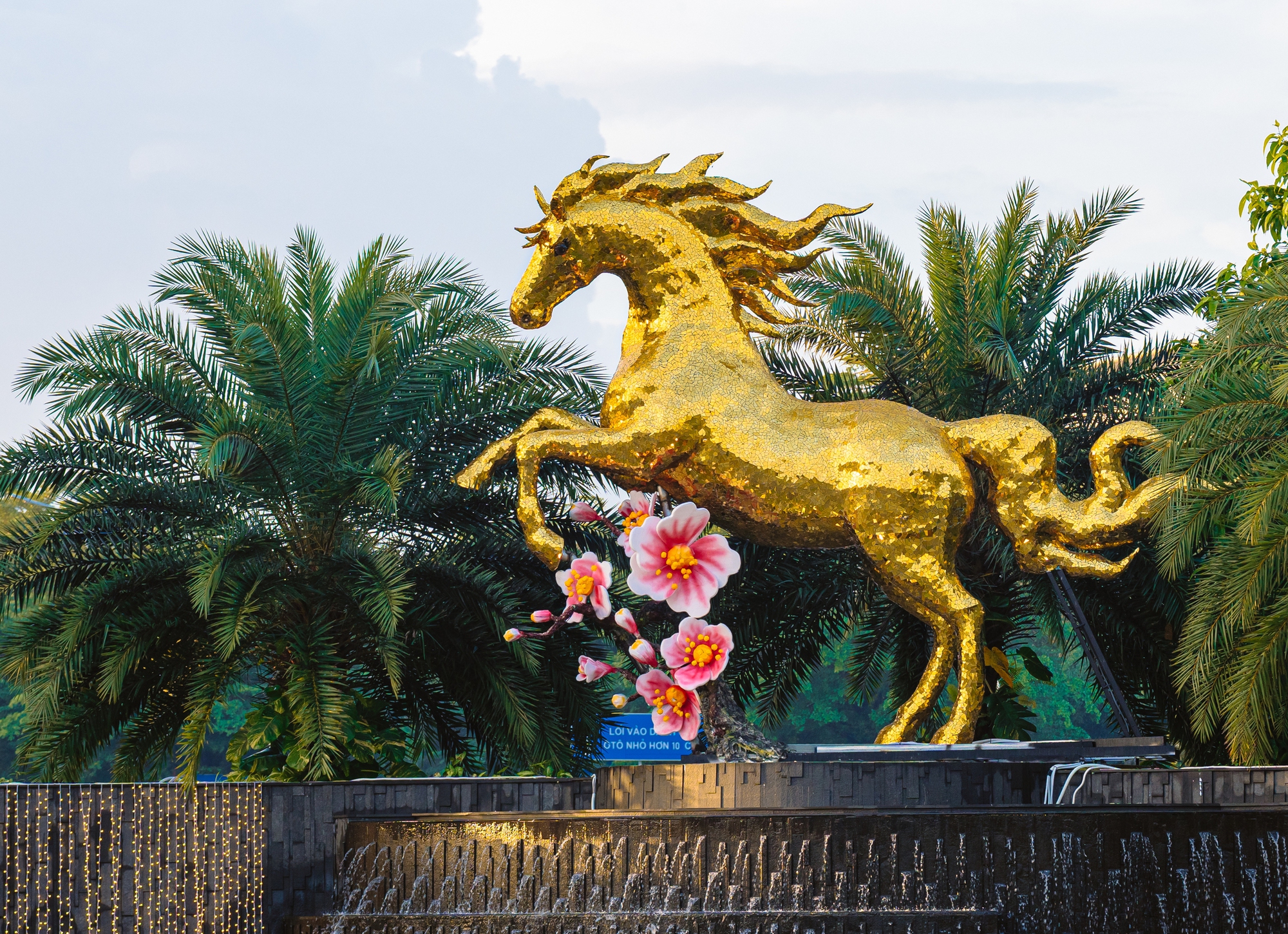 Linh vật ngựa v&agrave;ng Tết B&iacute;nh Ngọ đầu ti&ecirc;n tại s&acirc;n bay Đ&agrave; Nẵng- Ảnh 1.