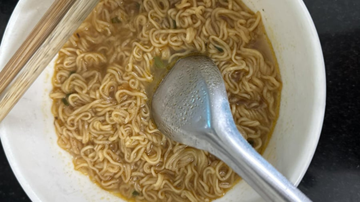 Người đ&agrave;n &ocirc;ng 48 tuổi tử vong v&igrave; thường xuy&ecirc;n ăn m&igrave; theo c&aacute;ch "vạn người m&ecirc;"- Ảnh 1.