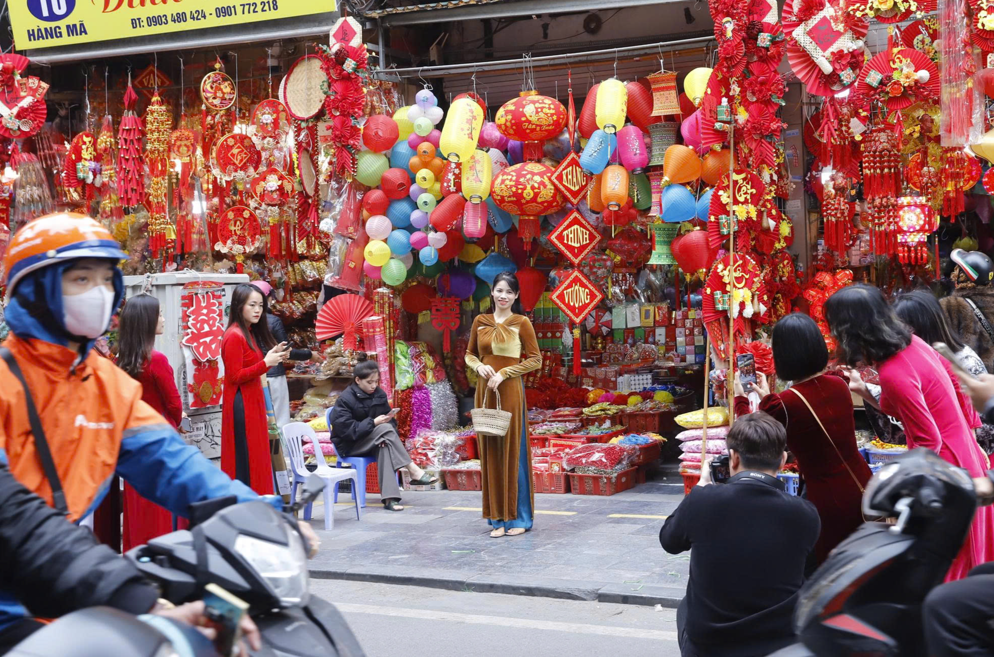 H&agrave; Nội: Phố H&agrave;ng M&atilde; rực rỡ sắc đỏ đ&oacute;n xu&acirc;n B&iacute;nh Ngọ 2026- Ảnh 12.