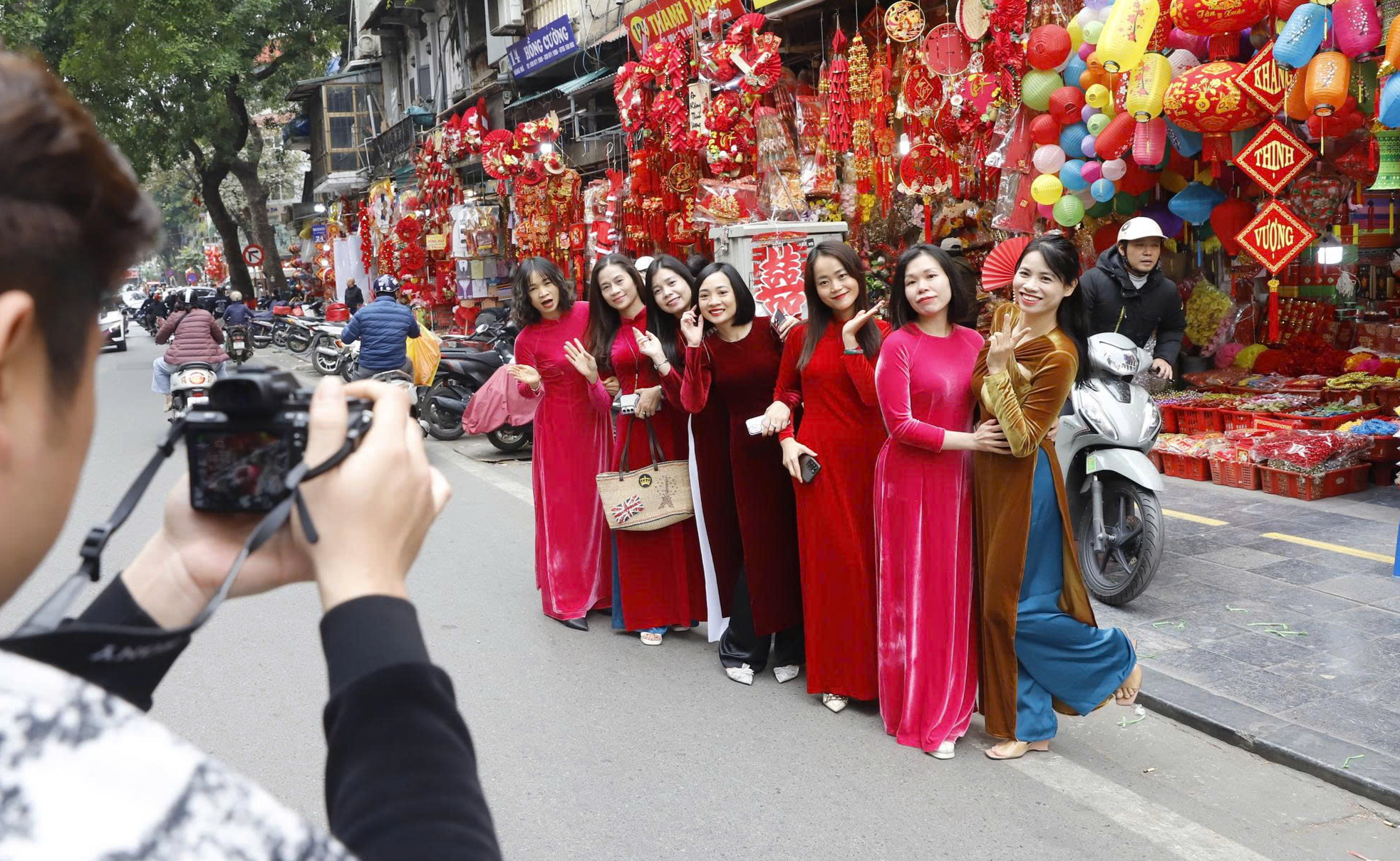 H&agrave; Nội: Phố H&agrave;ng M&atilde; rực rỡ sắc đỏ đ&oacute;n xu&acirc;n B&iacute;nh Ngọ 2026- Ảnh 13.