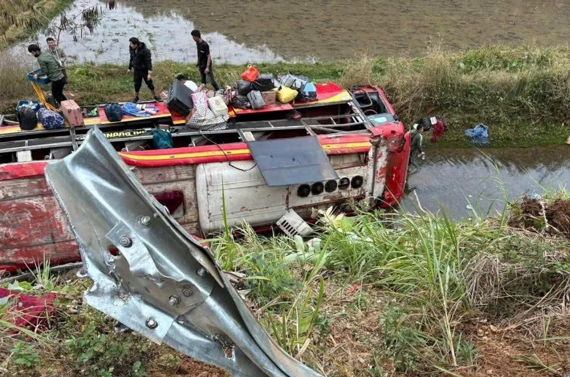 Vụ lật xe kh&aacute;ch khiến 11 người bị thương: T&agrave;i xế buồn ngủ- Ảnh 1.