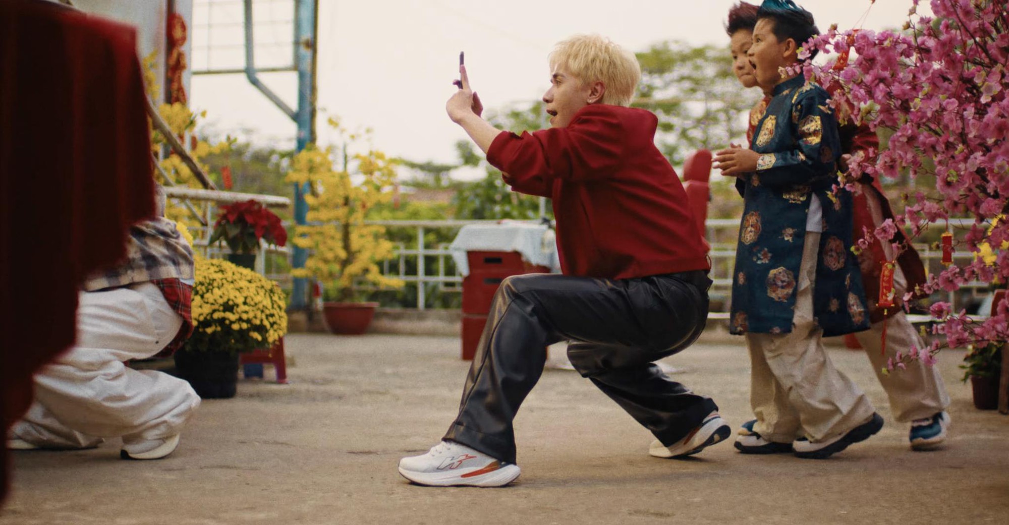 &ldquo;C&uacute; nổ&rdquo; Nhạc Tết 2026 gọi t&ecirc;n Quang H&ugrave;ng MasterD v&agrave; Biti&rsquo;s Hunter với MV &ldquo;Bước Tới Tết Mới&rdquo;- Ảnh 2.