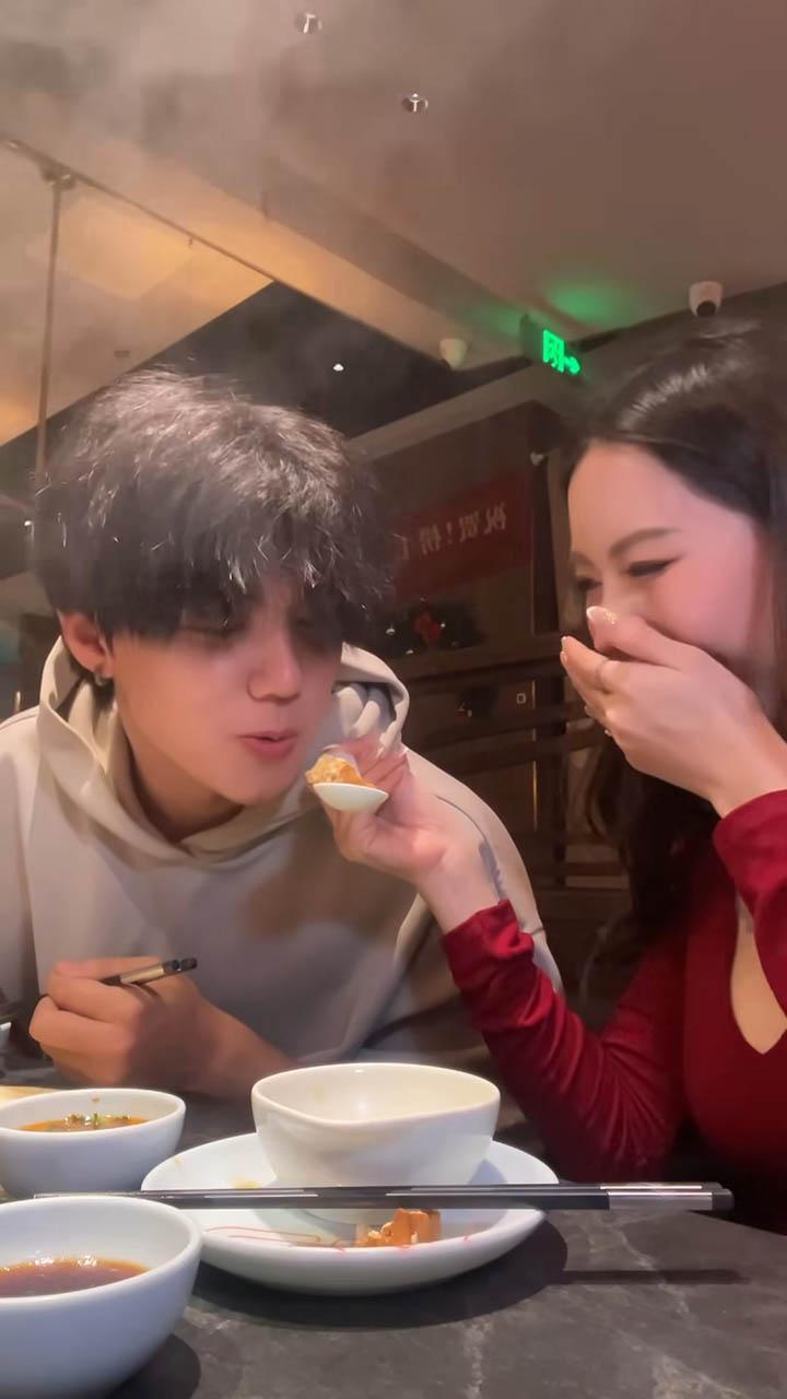 Việt Nam c&ograve;n hiếm nhưng Trung Quốc th&igrave; b&ugrave;ng nổ: Kh&aacute;ch Việt review từ A-Z vụ thu&ecirc; "hồng h&agrave;i nhi" đi chơi theo giờ, thơm m&aacute;- Ảnh 3.