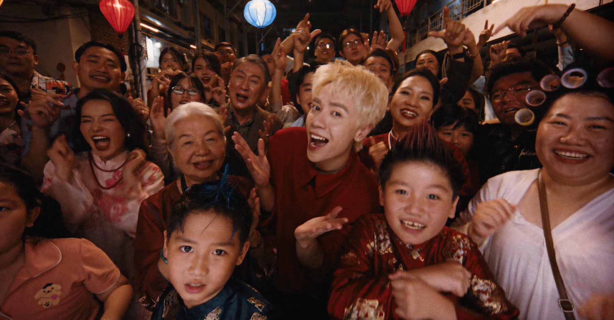 &ldquo;C&uacute; nổ&rdquo; Nhạc Tết 2026 gọi t&ecirc;n Quang H&ugrave;ng MasterD v&agrave; Biti&rsquo;s Hunter với MV &ldquo;Bước Tới Tết Mới&rdquo;- Ảnh 3.