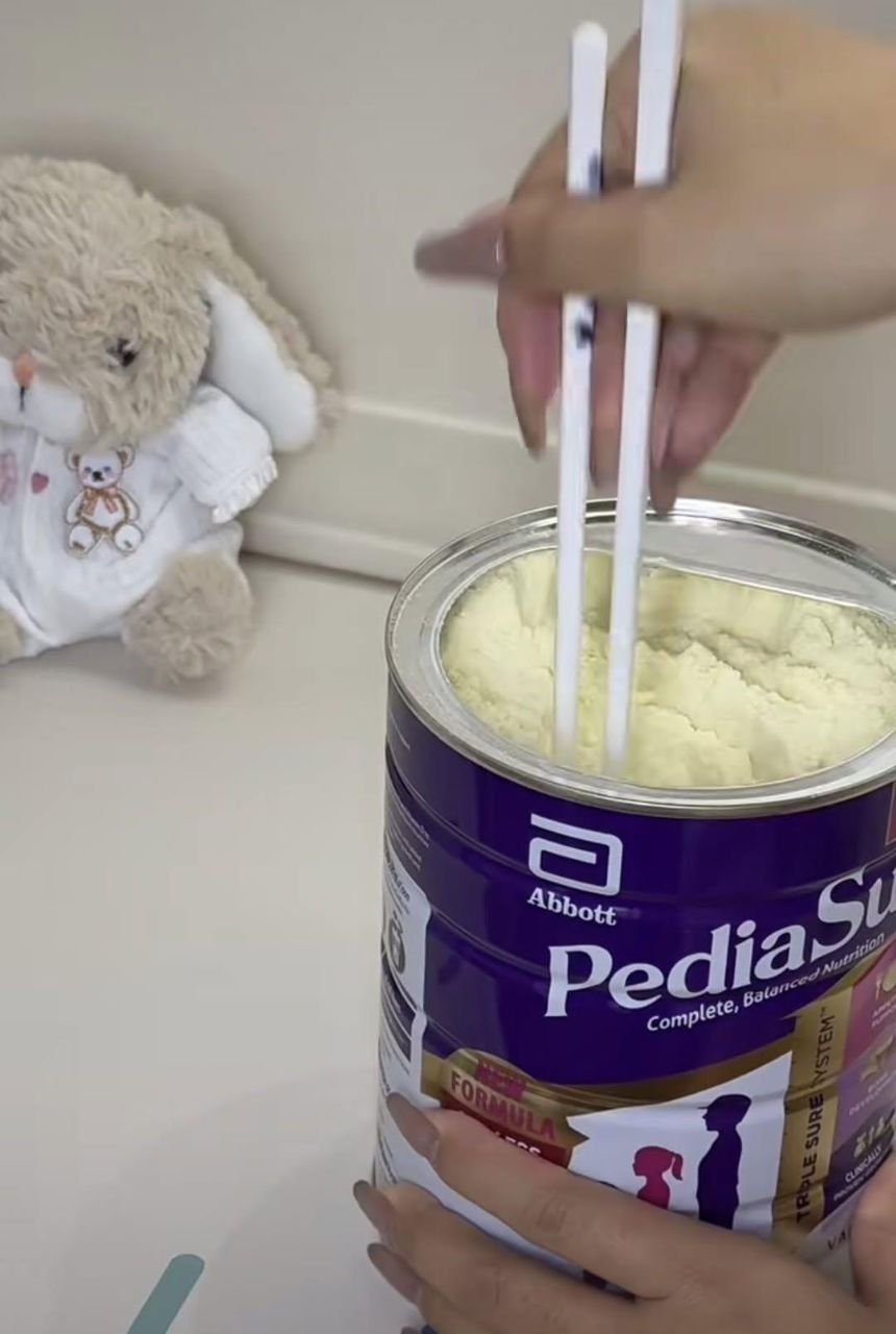 H&igrave;nh ảnh g&acirc;y ức chế m&agrave; chỉ c&aacute;c mẹ bỉm hiểu: Mỗi lần khui lon sữa mới kh&ocirc;ng kh&aacute;c g&igrave; 