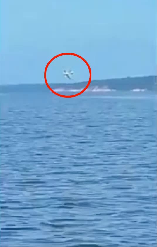 Brazil: M&aacute;y bay lao đầu xuống s&ocirc;ng, vỡ tan th&agrave;nh nhiều mảnh- Ảnh 1.