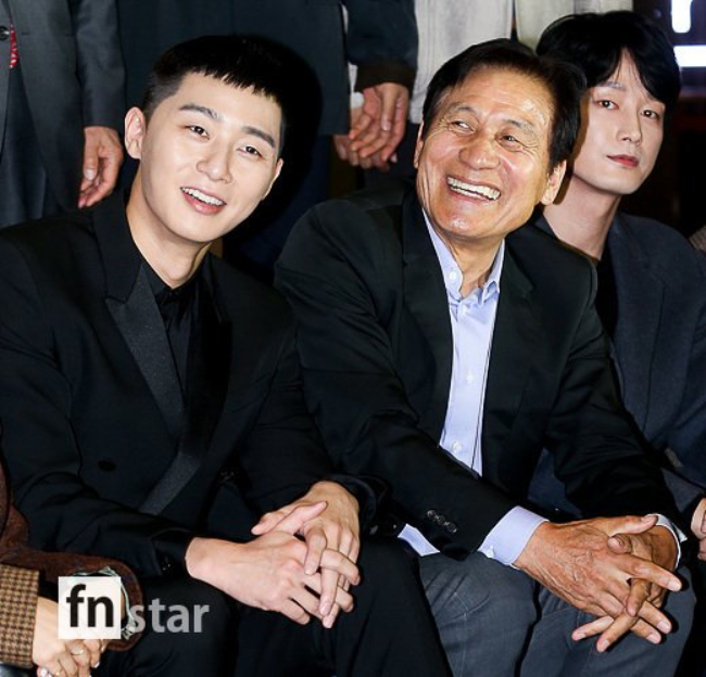 Tang lễ nam diễn vi&ecirc;n quốc d&acirc;n vừa qua đời: Lee Jung Jae - Jung Woo Sung khi&ecirc;ng linh cữu- Ảnh 4.