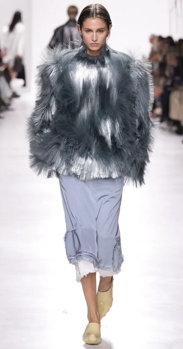 Diện đồ m&ugrave;a đ&ocirc;ng sao cho kh&ocirc;ng bị "nuốt d&aacute;ng"? Chi&ecirc;u "tam gi&aacute;c ngược" để vai th&ocirc; h&oacute;a sang chảnh, lưng g&ugrave; th&agrave;nh si&ecirc;u mẫu- Ảnh 5.