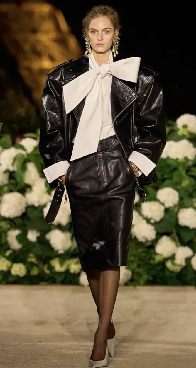 Diện đồ m&ugrave;a đ&ocirc;ng sao cho kh&ocirc;ng bị "nuốt d&aacute;ng"? Chi&ecirc;u "tam gi&aacute;c ngược" để vai th&ocirc; h&oacute;a sang chảnh, lưng g&ugrave; th&agrave;nh si&ecirc;u mẫu- Ảnh 4.